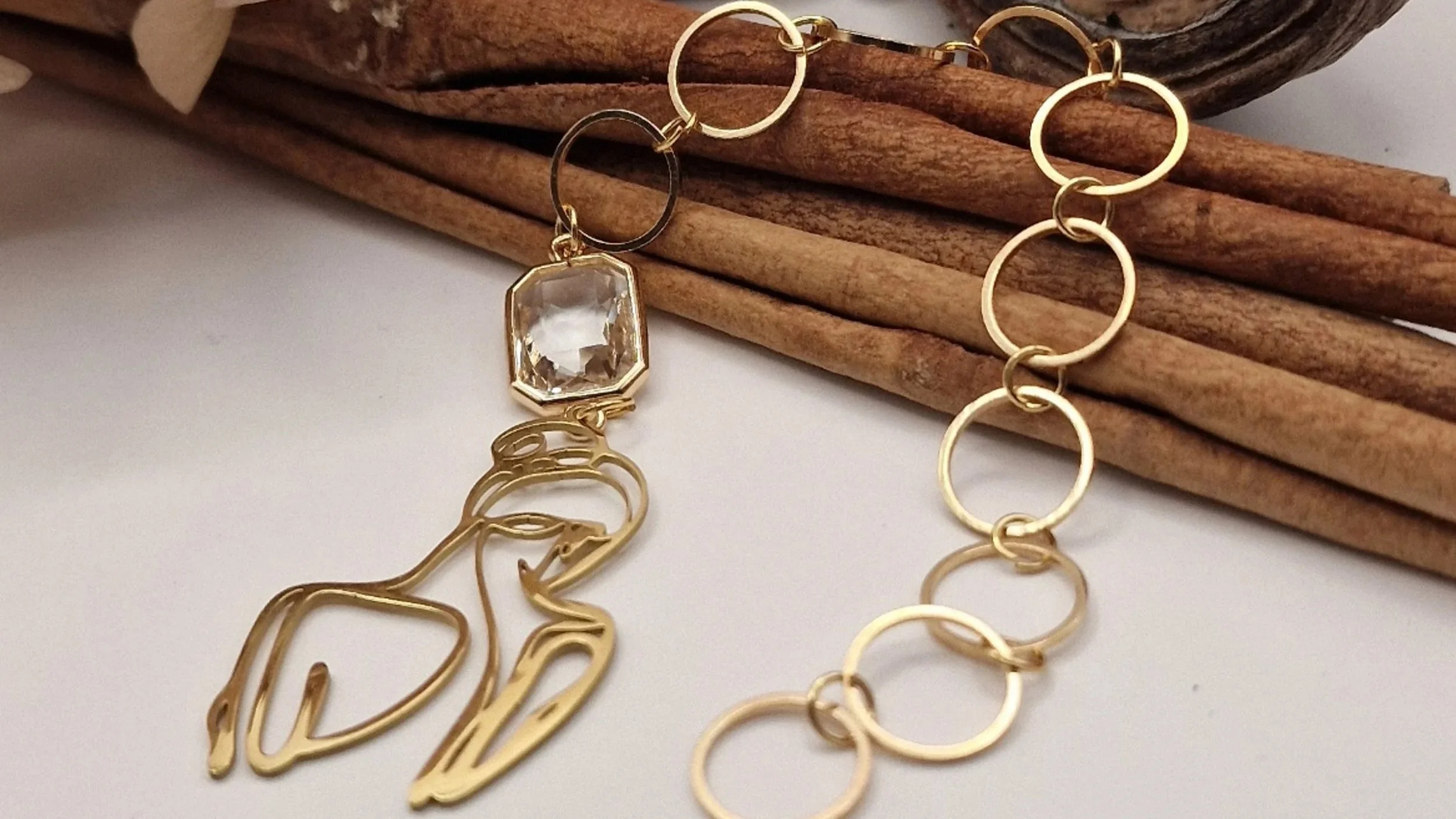 Reihenzähler mit Kristallglasanhänger und Frauensilhouette in gold