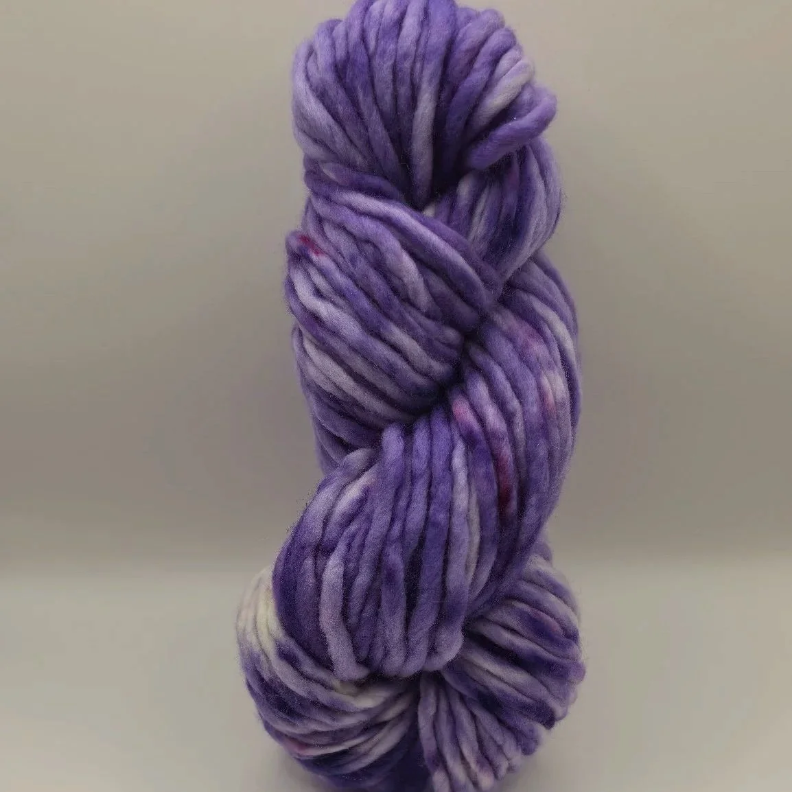Lavender Haze - handgefärbtes Super Fine Merino in sanften Lavendel- und Lilatönen mit Speckles. Jetzt als Pre-Order bei project sparkling fibers entdecken.