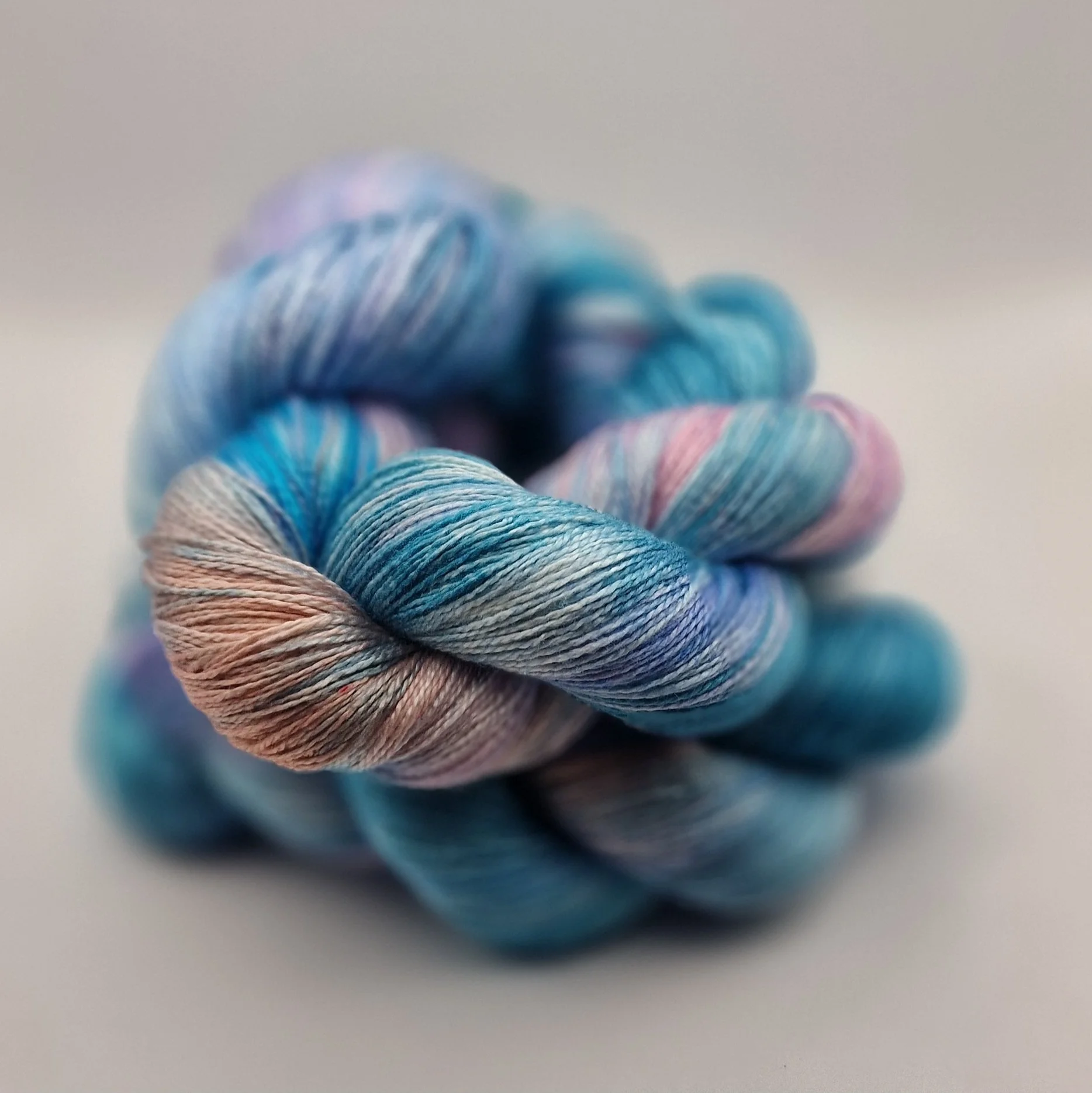 handgefärbtes Lacegarn aus Seide auf hellem Untergrund