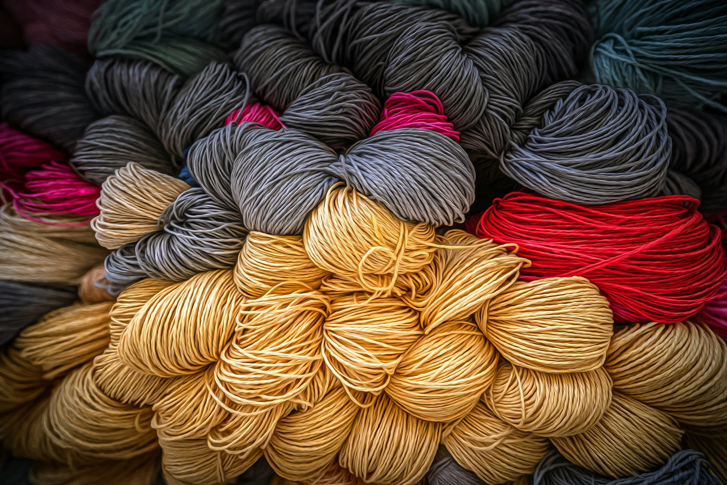 ungewickelte bunte Garnstränge