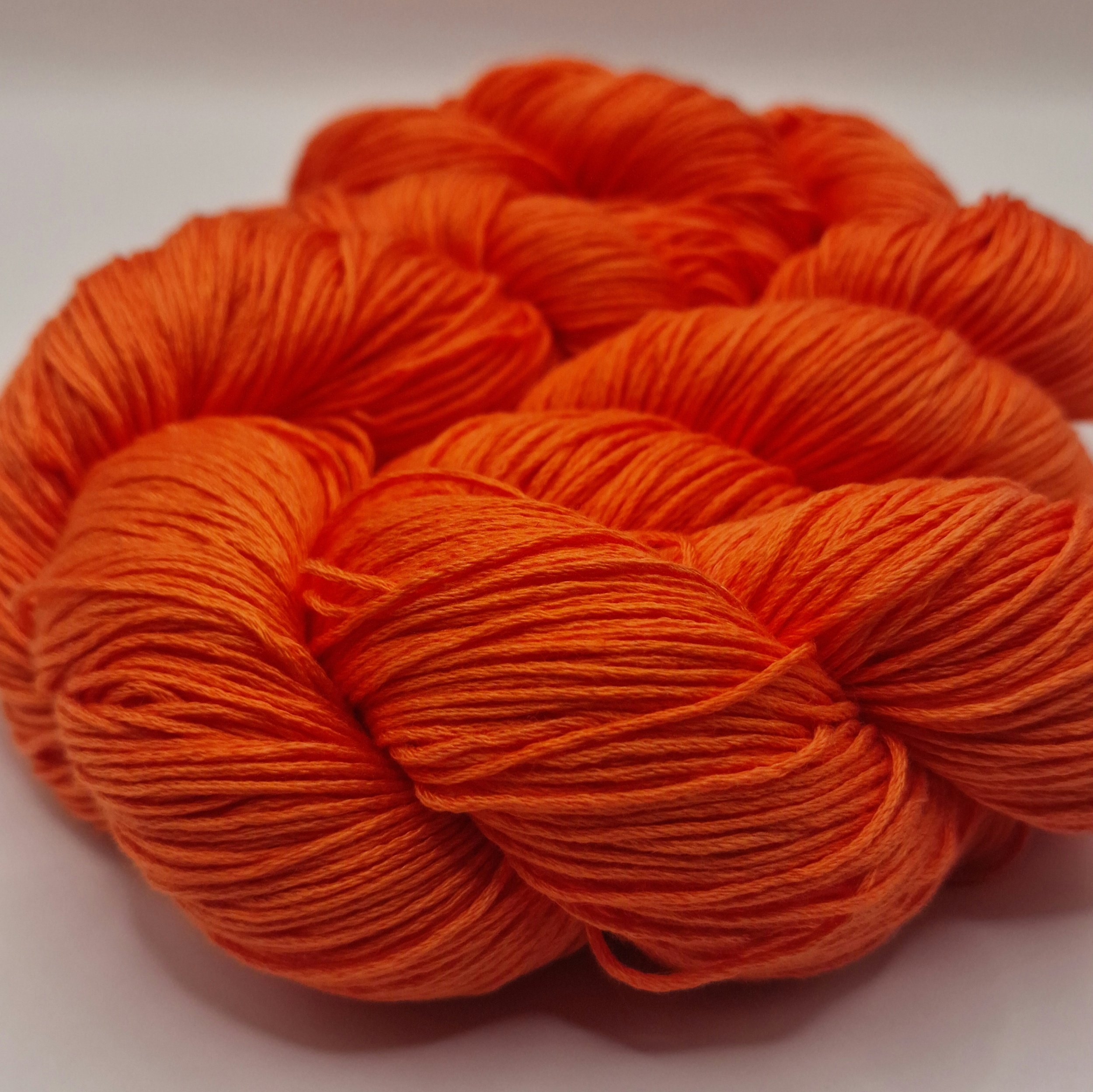 Lyocell Garn zwei Stränge in leuchtendem Orange auf weißem Untergrund