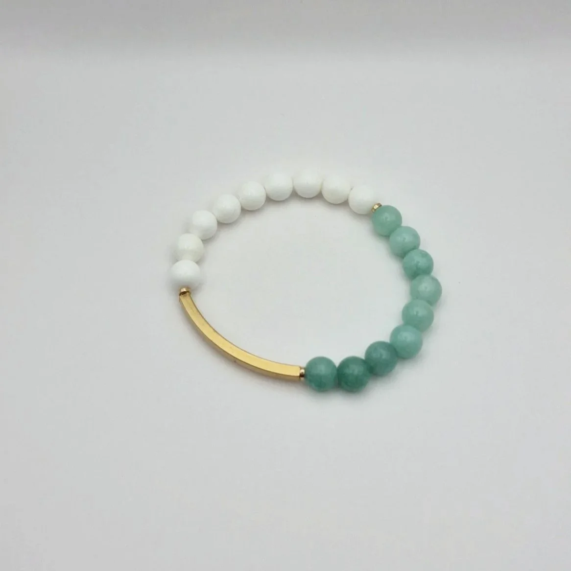 Exklusives Unikat-Armband Hebe mit einem rhythmischen Wechselspiel aus weißen Korallenperlen und mintgrüner burmesischer Jade.