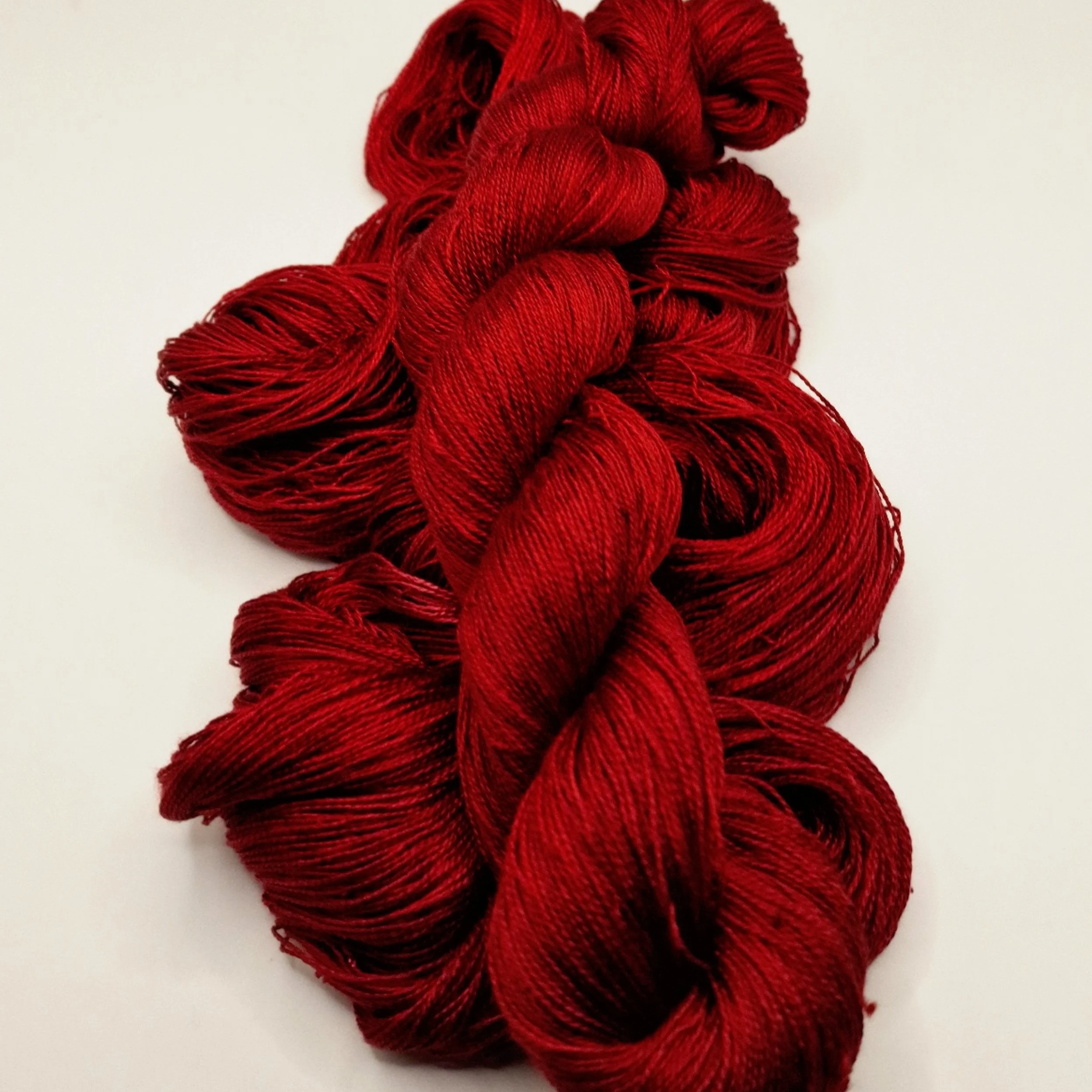 handgefärbte Seide in tiefem Blutrot mit 50 Gramm auf 500 m