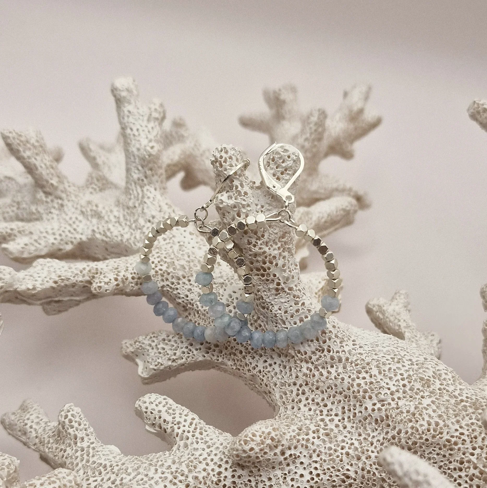 runde Hoop - Ohrringe in Silber mit weißvergoldetem Hämatit Perlen und facettierten Aquamarinperlen auf heller künstlicher Koralle