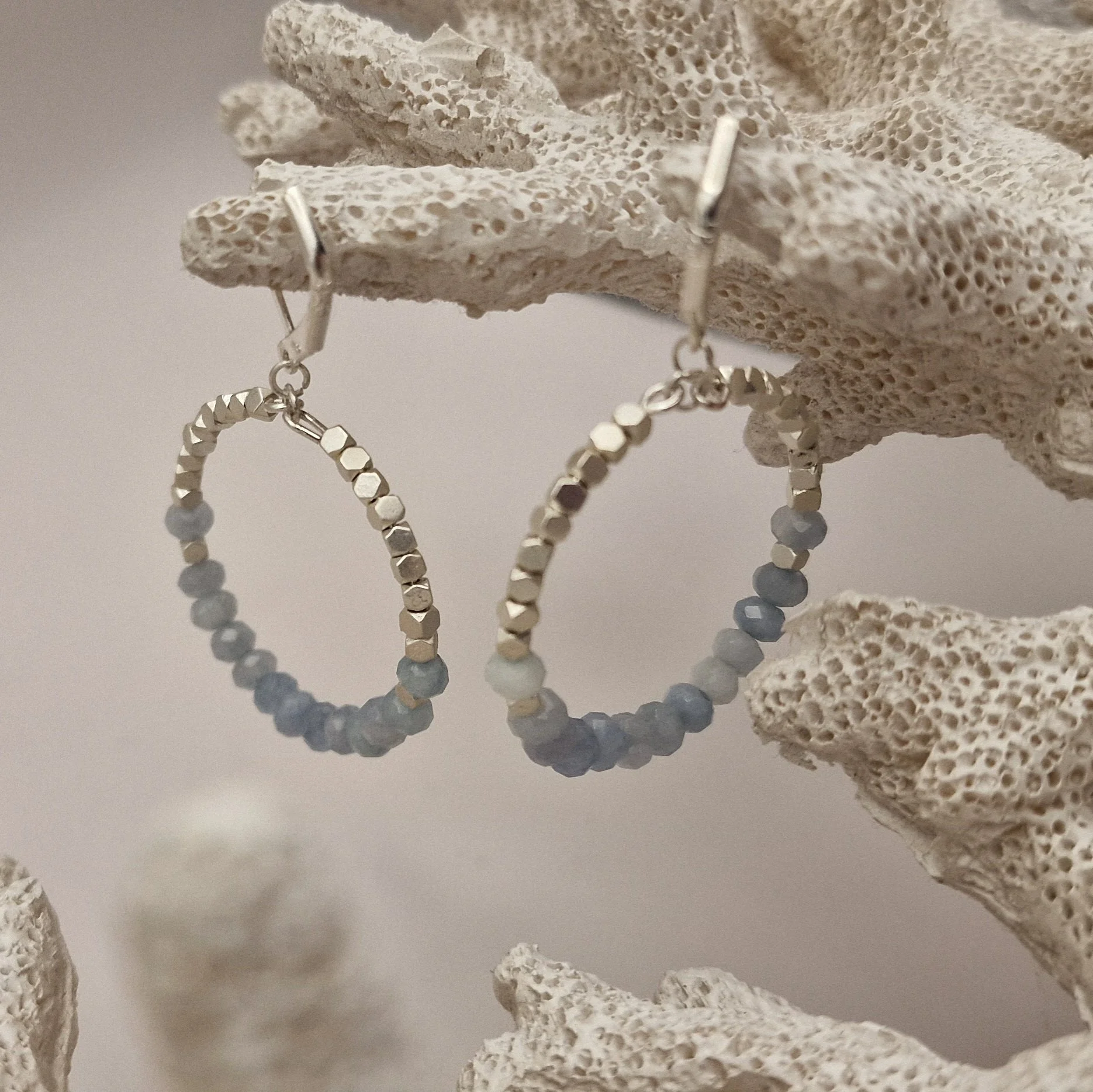 runde Hoop - Ohrringe in Silber mit weißvergoldetem Hämatit Perlen und facettierten Aquamarinperlen auf heller künstlicher Koralle