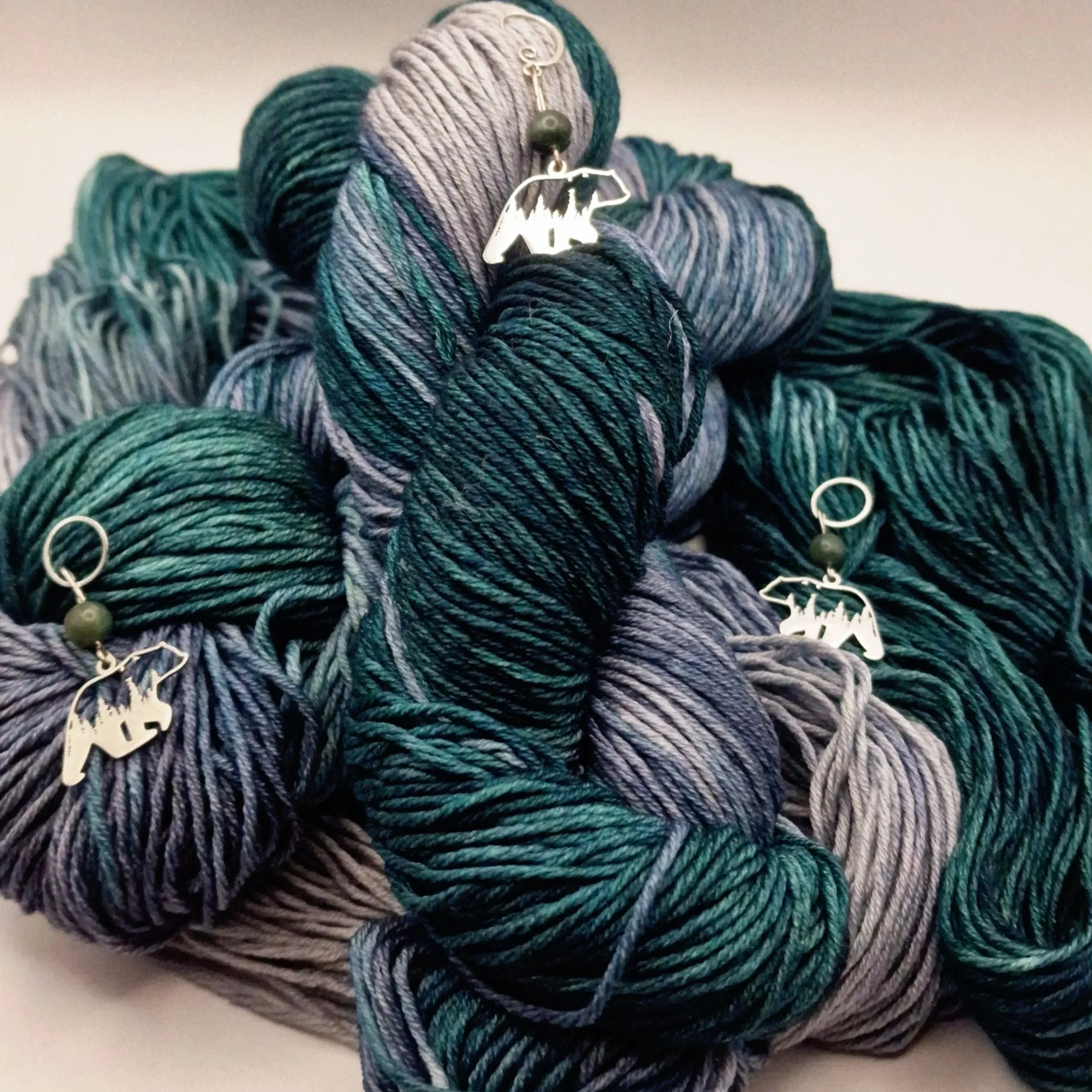 handgefärbtes Garn Merino Seide in grau blaugrau petrol mit Maschenmarkierern in Edelstahl in Bärenform