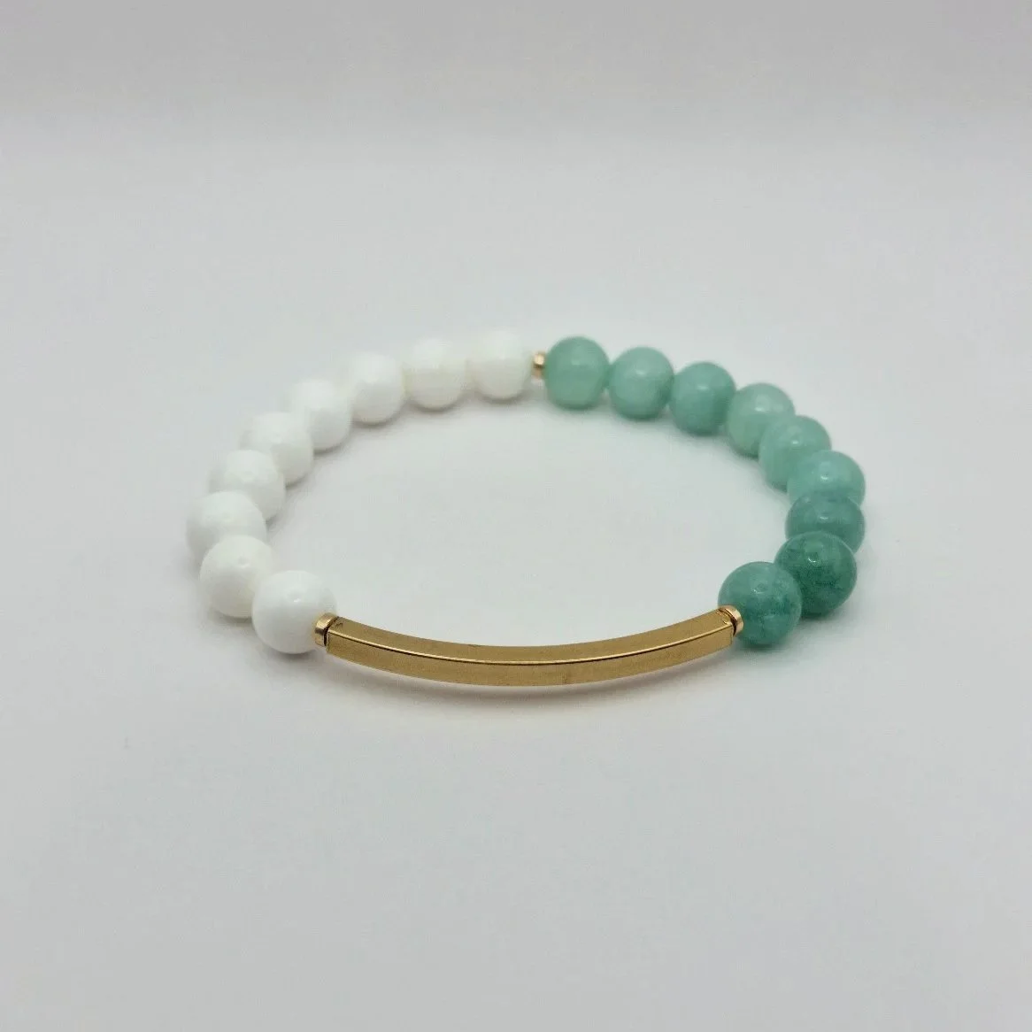Exklusives Unikat-Armband Hebe mit einem rhythmischen Wechselspiel aus weißen Korallenperlen und mintgrüner burmesischer Jade.