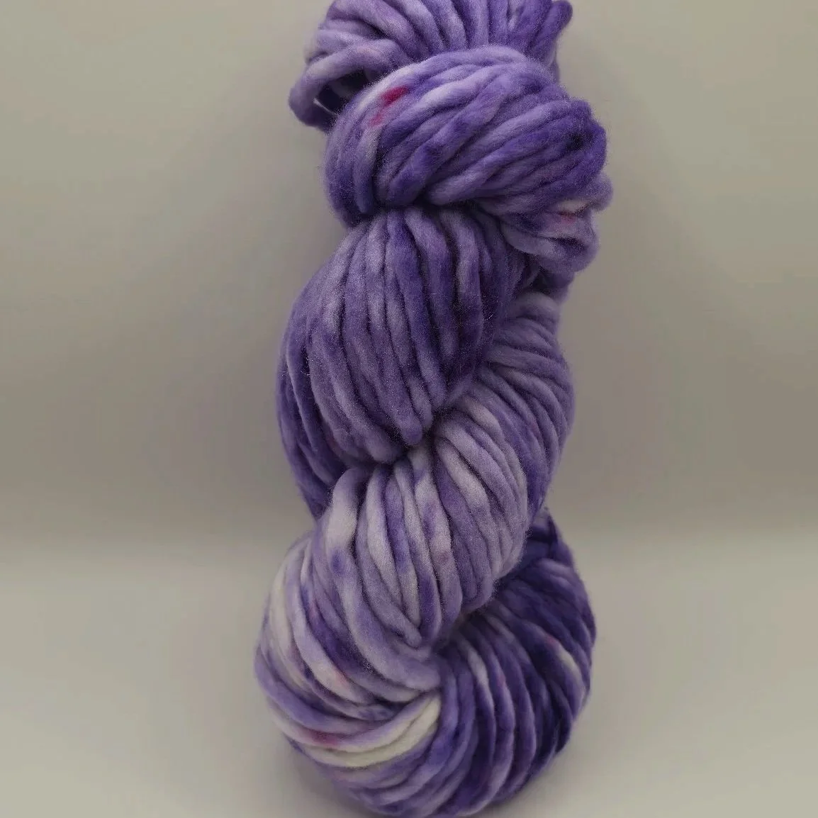 Lavender Haze - handgefärbtes Super Fine Merino in sanften Lavendel- und Lilatönen mit Speckles. Jetzt als Pre-Order bei project sparkling fibers entdecken.