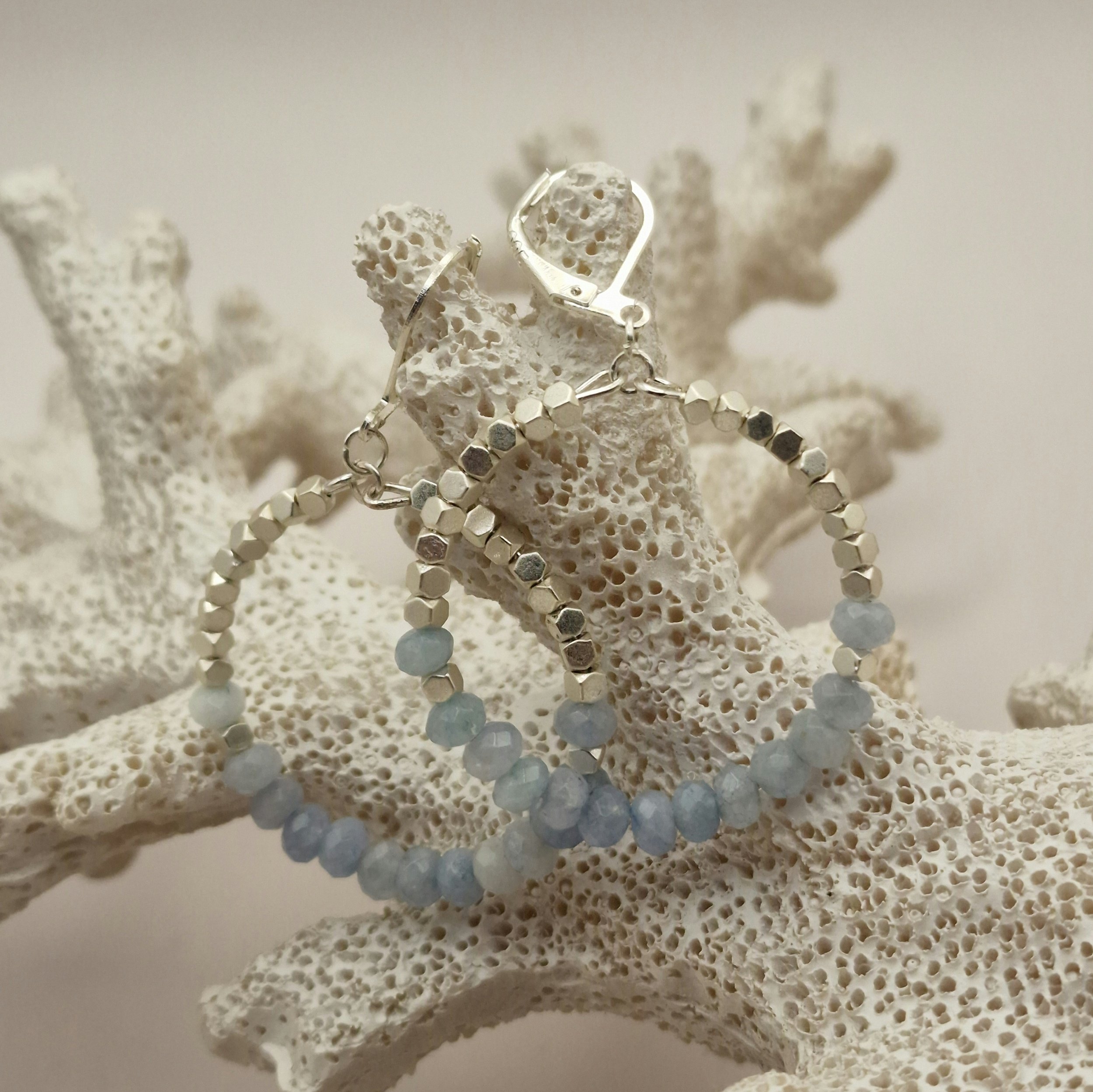 runde Hoop - Ohrringe in Silber mit weißvergoldetem Hämatit Perlen und facettierten Aquamarinperlen auf heller künstlicher Koralle