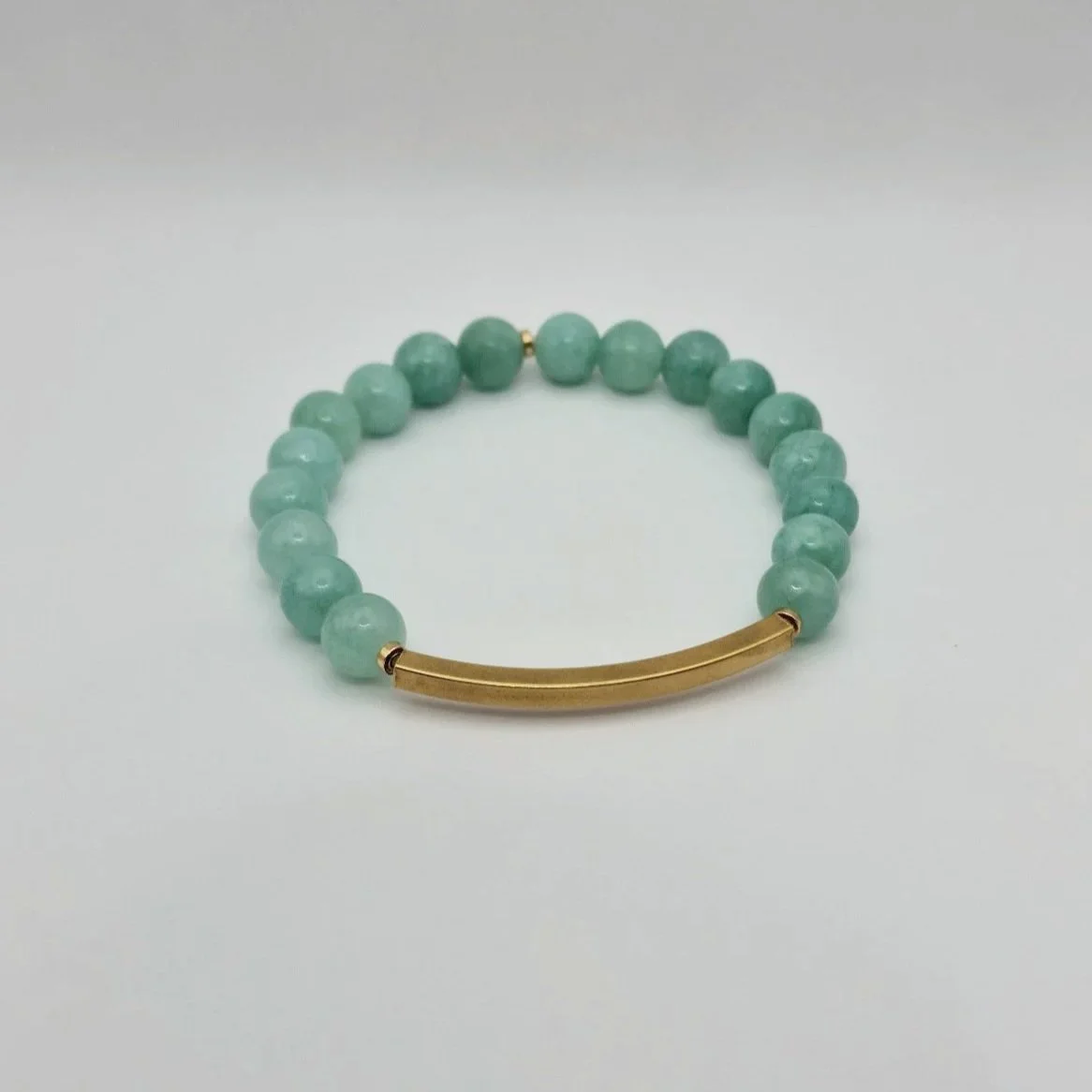 Handgefertigtes Edelstein-Armband Hebe Chloris aus 8mm großen, hellgrünen Perlen burmesischer Jade mit goldenem Metallelement.