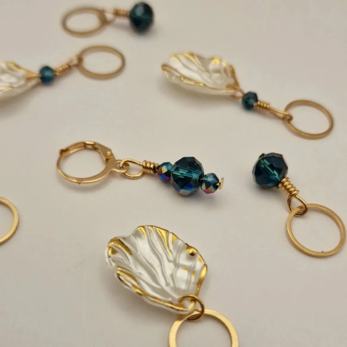 Set aus 6 Maschenmarkierern und einem Progresskeeper in weiß gold und blau auf hellem Untergrund