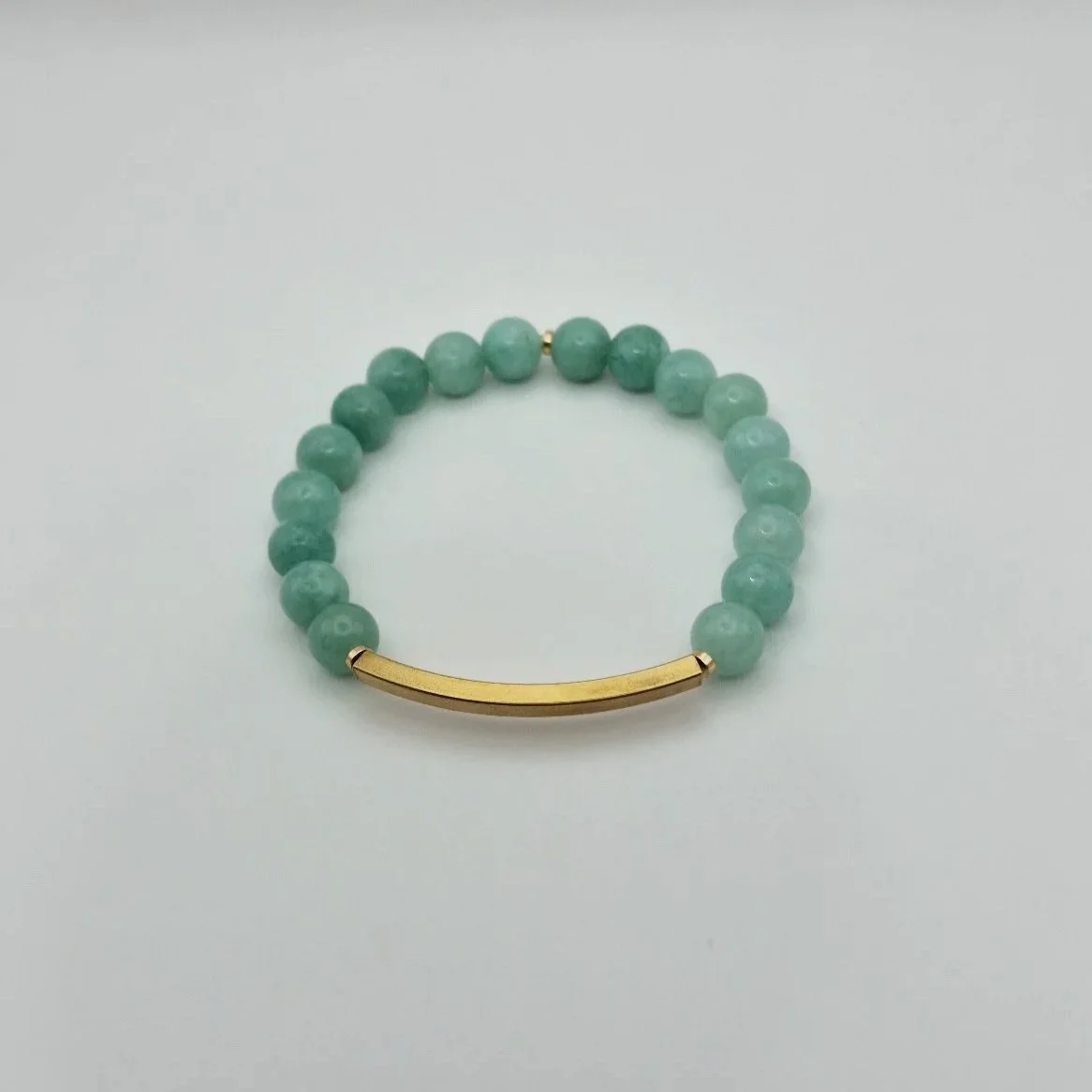 Handgefertigtes Edelstein-Armband Hebe Chloris aus 8mm großen, hellgrünen Perlen burmesischer Jade mit goldenem Metallelement.