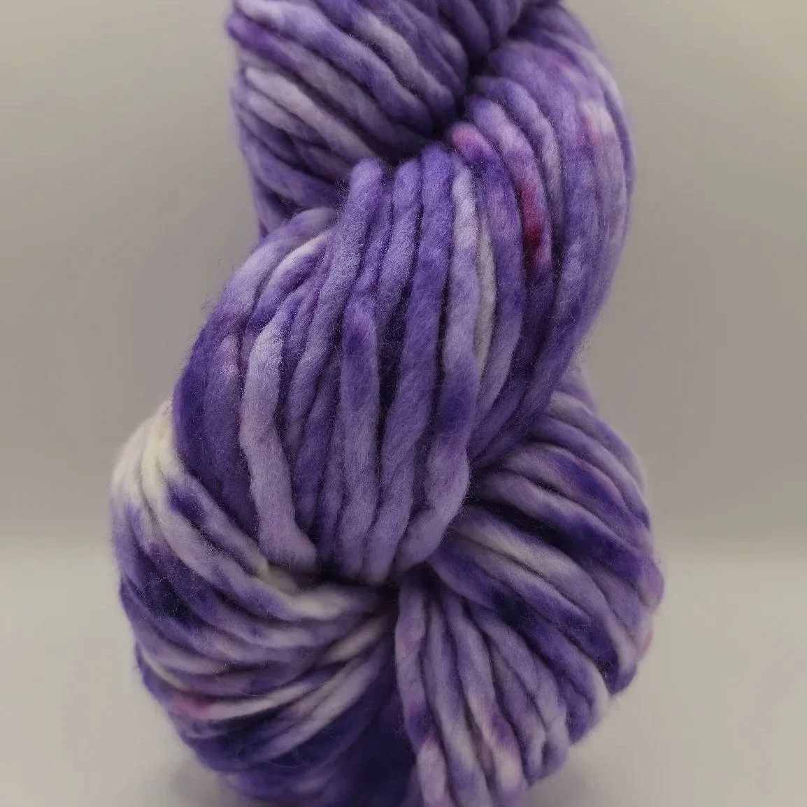 Lavender Haze - handgefärbtes Super Fine Merino in sanften Lavendel- und Lilatönen mit Speckles. Jetzt als Pre-Order bei project sparkling fibers entdecken.
