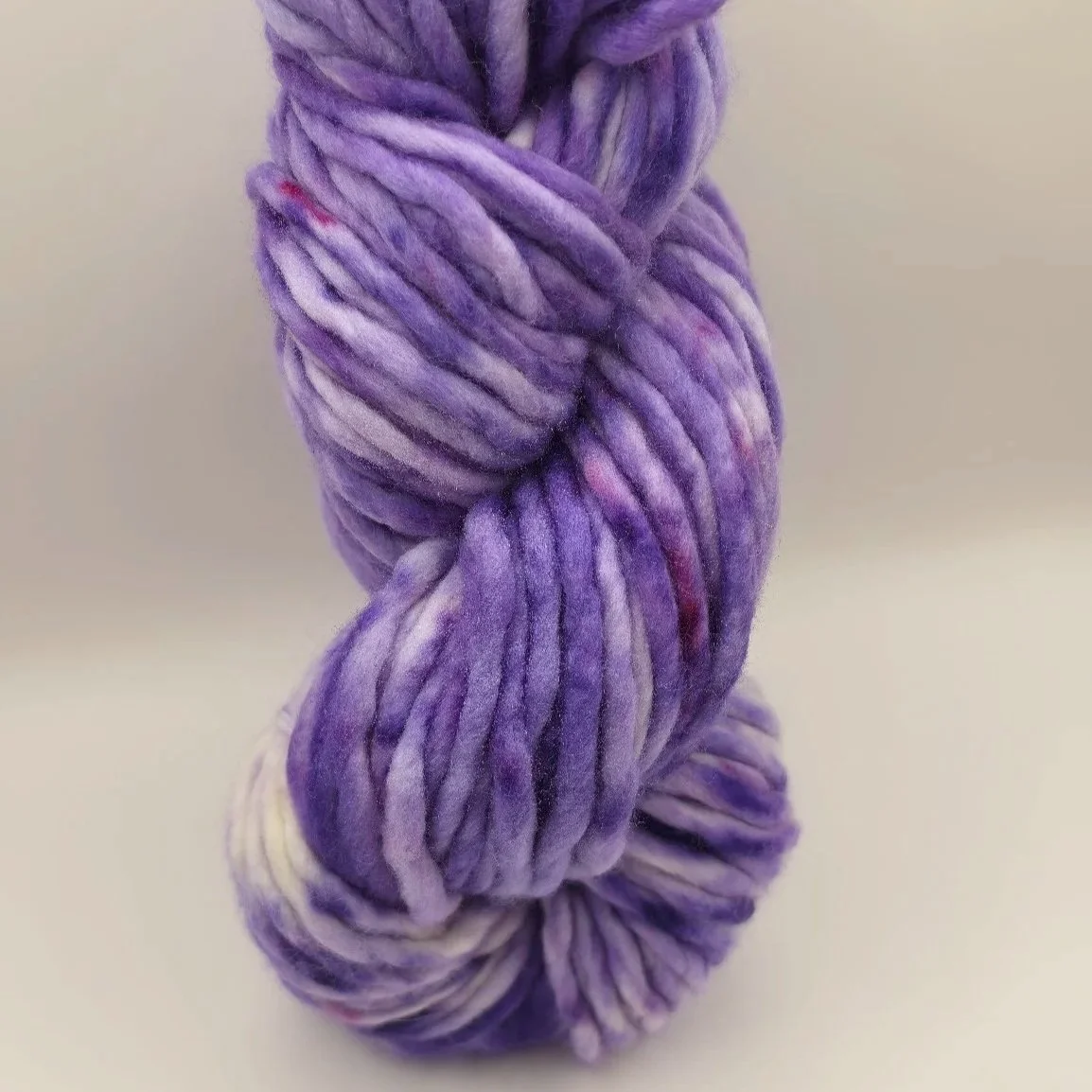 Lavender Haze - handgefärbtes Super Fine Merino in sanften Lavendel- und Lilatönen mit Speckles. Jetzt als Pre-Order bei project sparkling fibers entdecken.