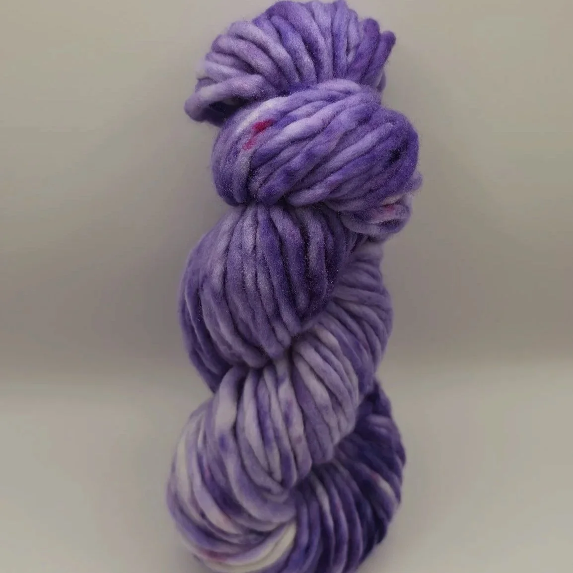 Lavender Haze - handgefärbtes Super Fine Merino in sanften Lavendel- und Lilatönen mit Speckles. Jetzt als Pre-Order bei project sparkling fibers entdecken.