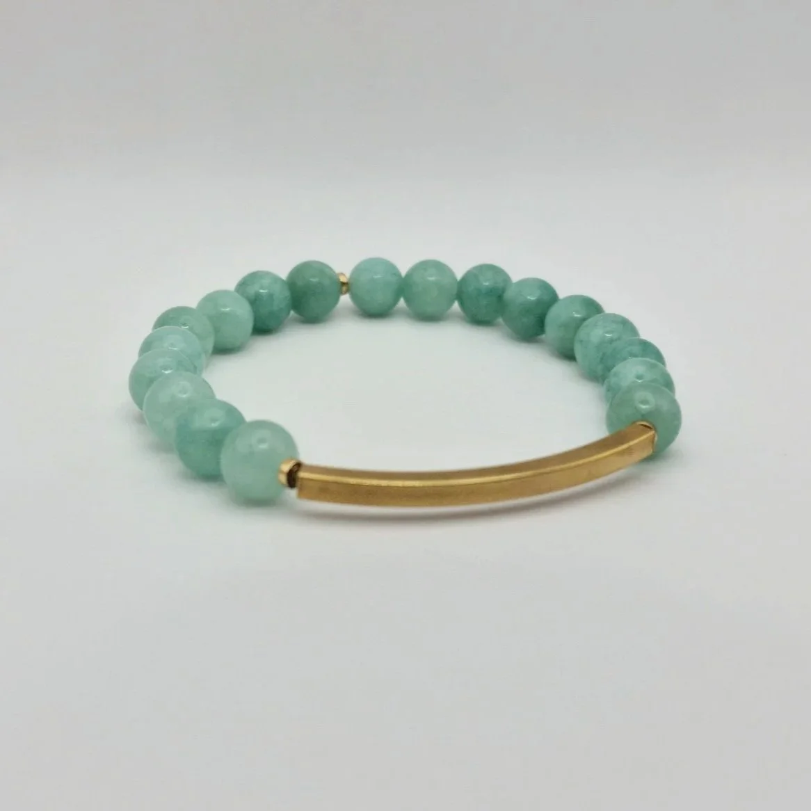 Handgefertigtes Edelstein-Armband Hebe Chloris aus 8mm großen, hellgrünen Perlen burmesischer Jade mit goldenem Metallelement.