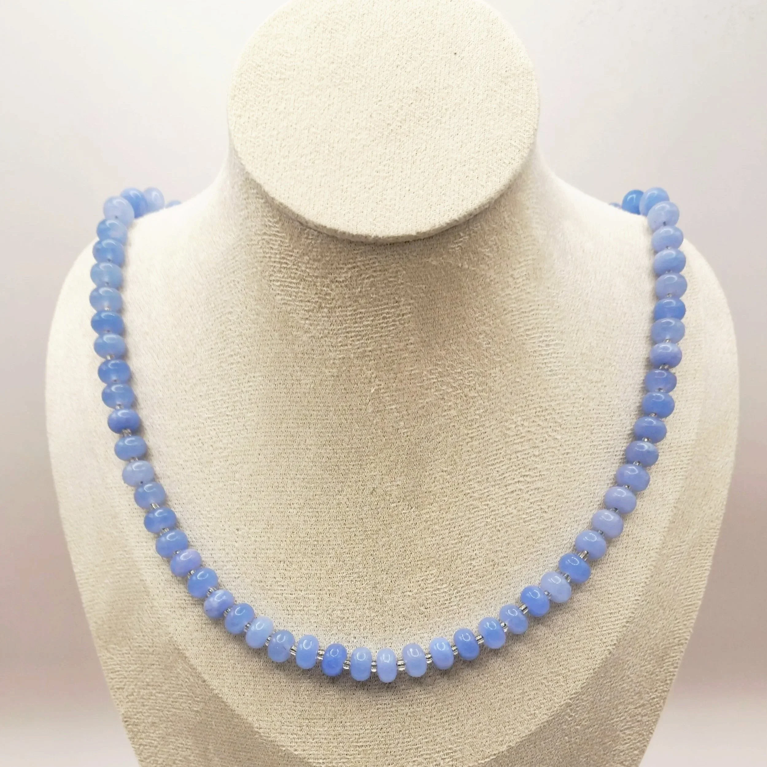 Kette aus blauen Aquamarinperlen und silbernem Magnetverschluss auf hellem Untergrund