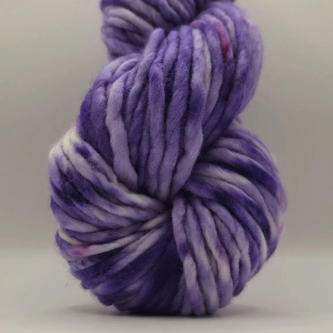 Lavender Haze - handgefärbtes Super Fine Merino in sanften Lavendel- und Lilatönen mit Speckles. Jetzt als Pre-Order bei project sparkling fibers entdecken.