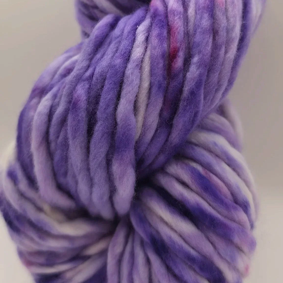 Lavender Haze - handgefärbtes Super Fine Merino in sanften Lavendel- und Lilatönen mit Speckles. Jetzt als Pre-Order bei project sparkling fibers entdecken.