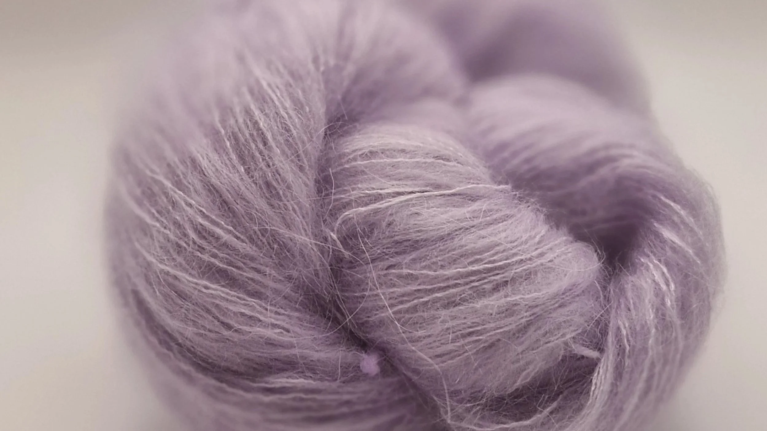 hellila Mohairgarn auf weißem Untergrund