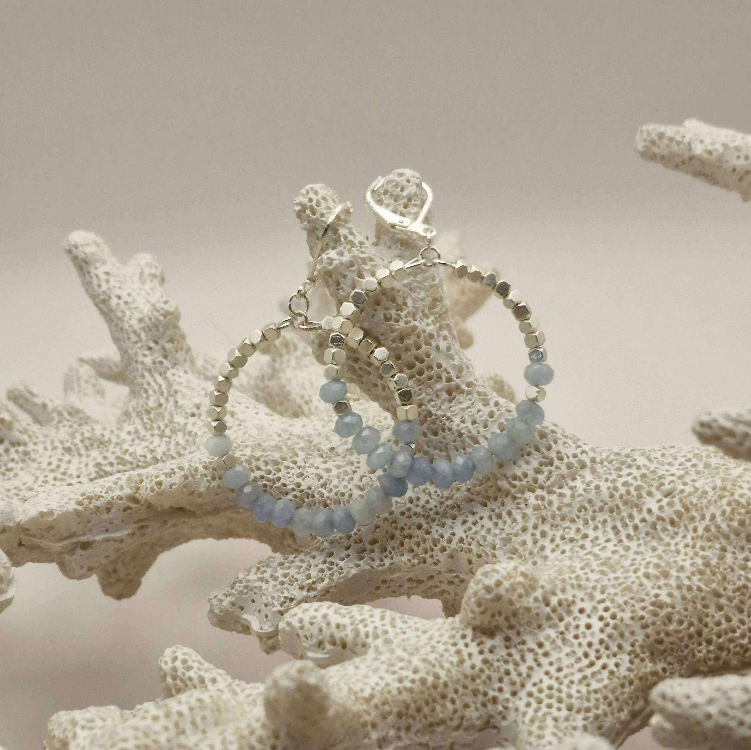 runde Hoop - Ohrringe in Silber mit weißvergoldetem Hämatit Perlen und facettierten Aquamarinperlen auf heller künstlicher Koralle