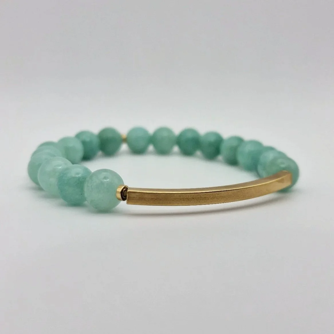 Handgefertigtes Edelstein-Armband Hebe Chloris aus 8mm großen, hellgrünen Perlen burmesischer Jade mit goldenem Metallelement.