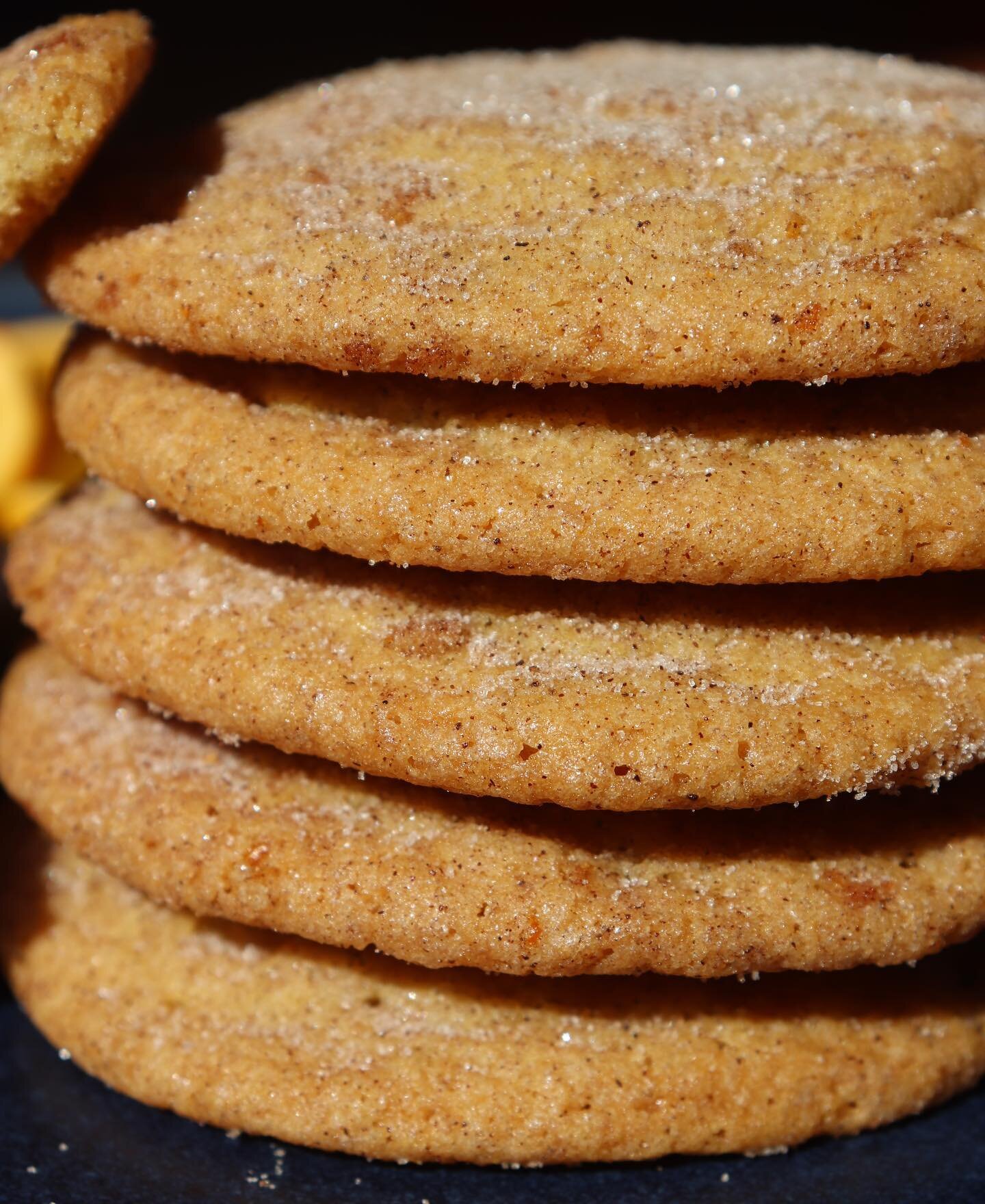 Brown Butter&rsquo;s secret to a truly special cookie lies within the ingredients used to celebrate excellent taste and pleasure 👨🏾&zwj;🍳🧈🍪.

Enjoy a delightful closeup of the Orange Blossom Snickerdoodle Cookies!🍊

#snickerdoodle #kingarthurba