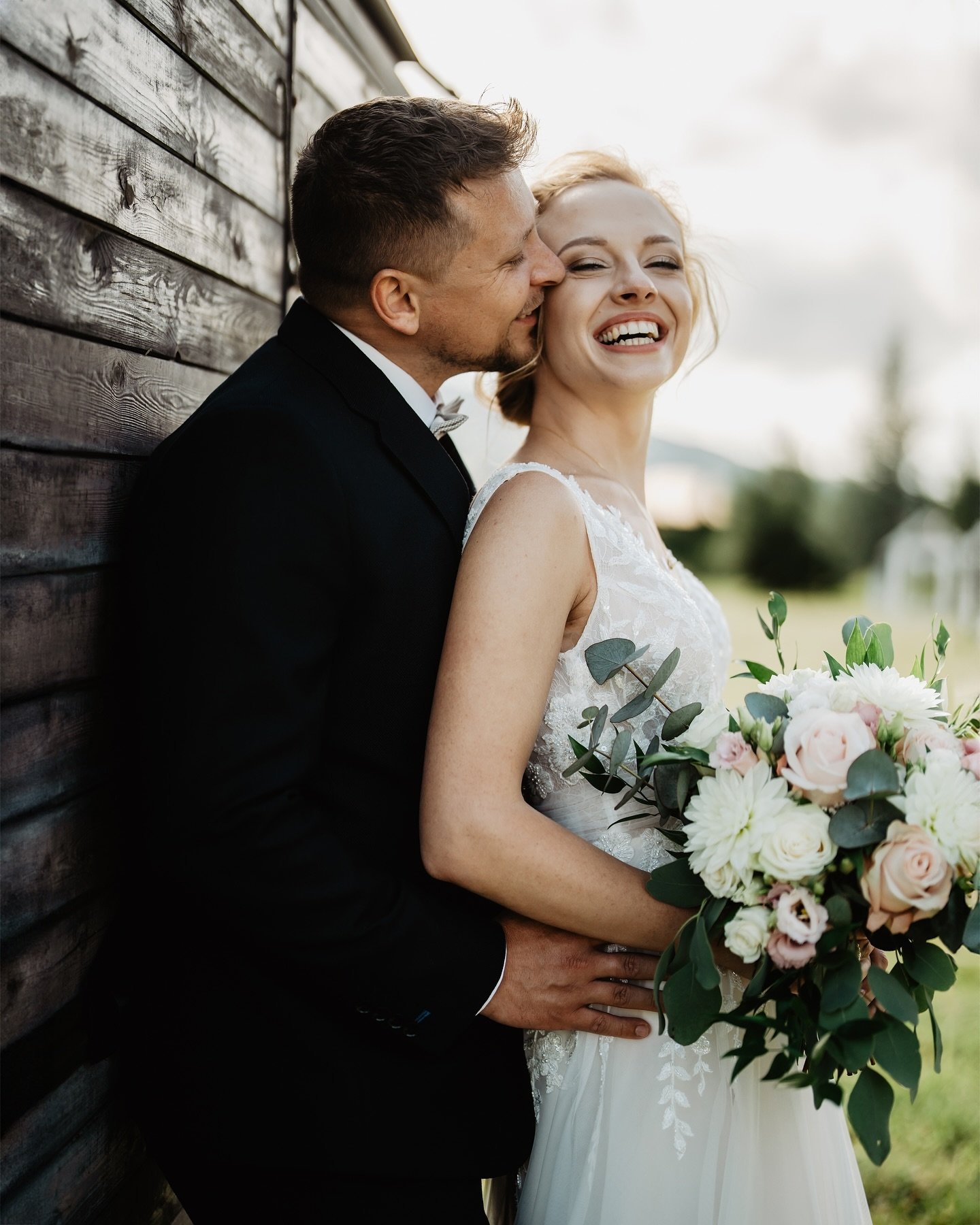 V @racek_ustek letos fot&iacute;m nejv&iacute;c svateb a tady p&aacute;r uk&aacute;zek z druh&eacute; leto&scaron;n&iacute; 💍💍

💄 @muah_misa 
👗 @elody.cz 
💐. @kytkyodpepy 

#kytice #ustinadlabem #svatebnikytice #weddingdresden #hochzeitdresden #