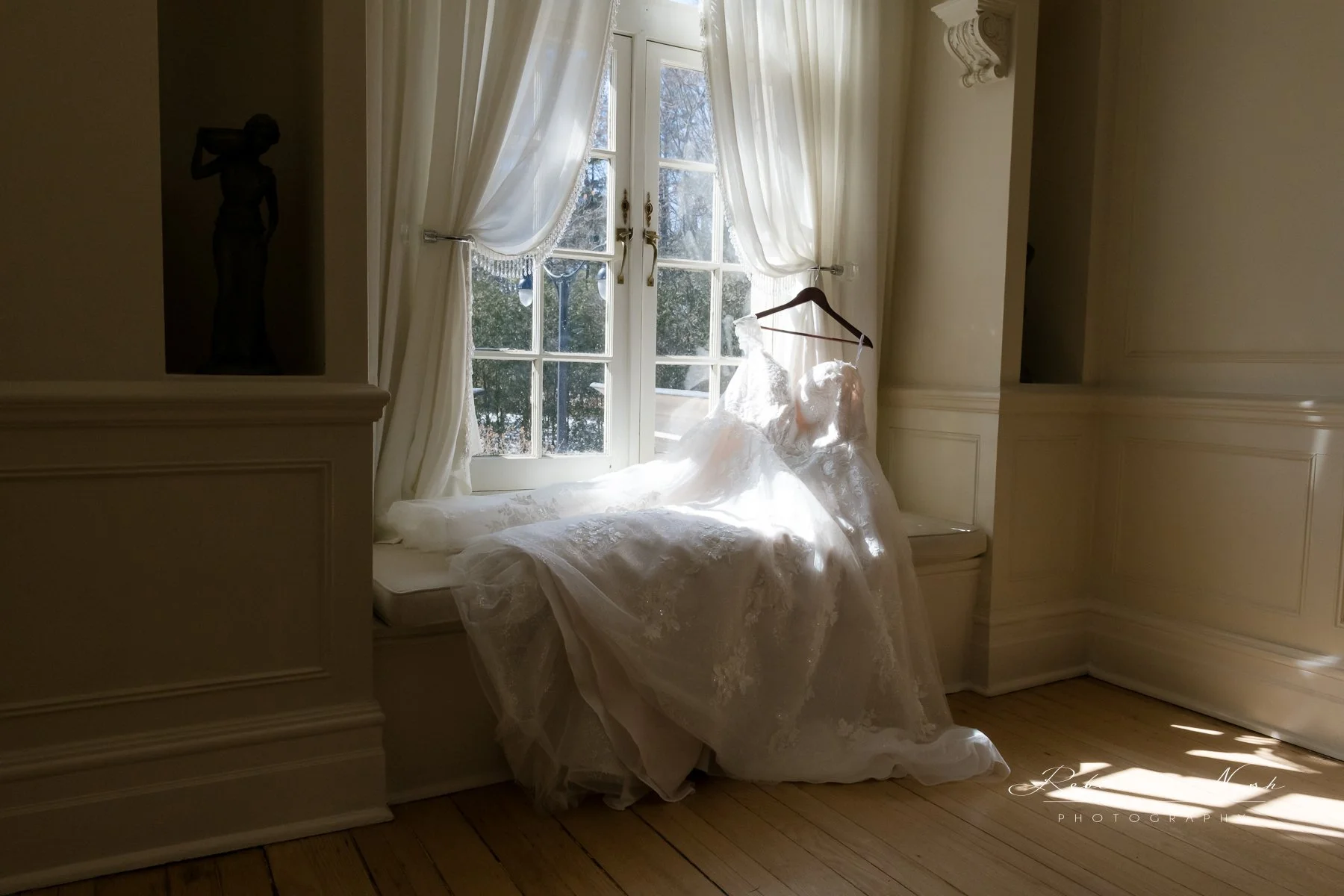 Alecia & Ivan Sneak Peeks (0010 of 0044).jpg