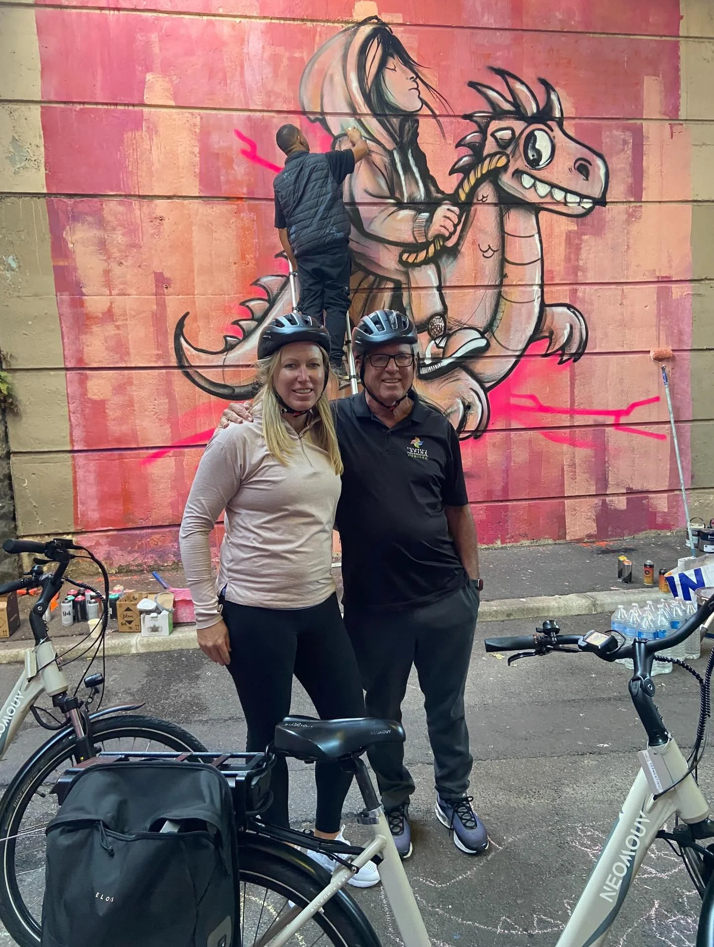 Art has a way of appearing when you least expect it!
Nice has inspired artists for generations, and today that creative spirit still lives on, woven into everyday scenes. Join us and discover it along the route.

#bikeandwine #nicefrance #slowtravel 