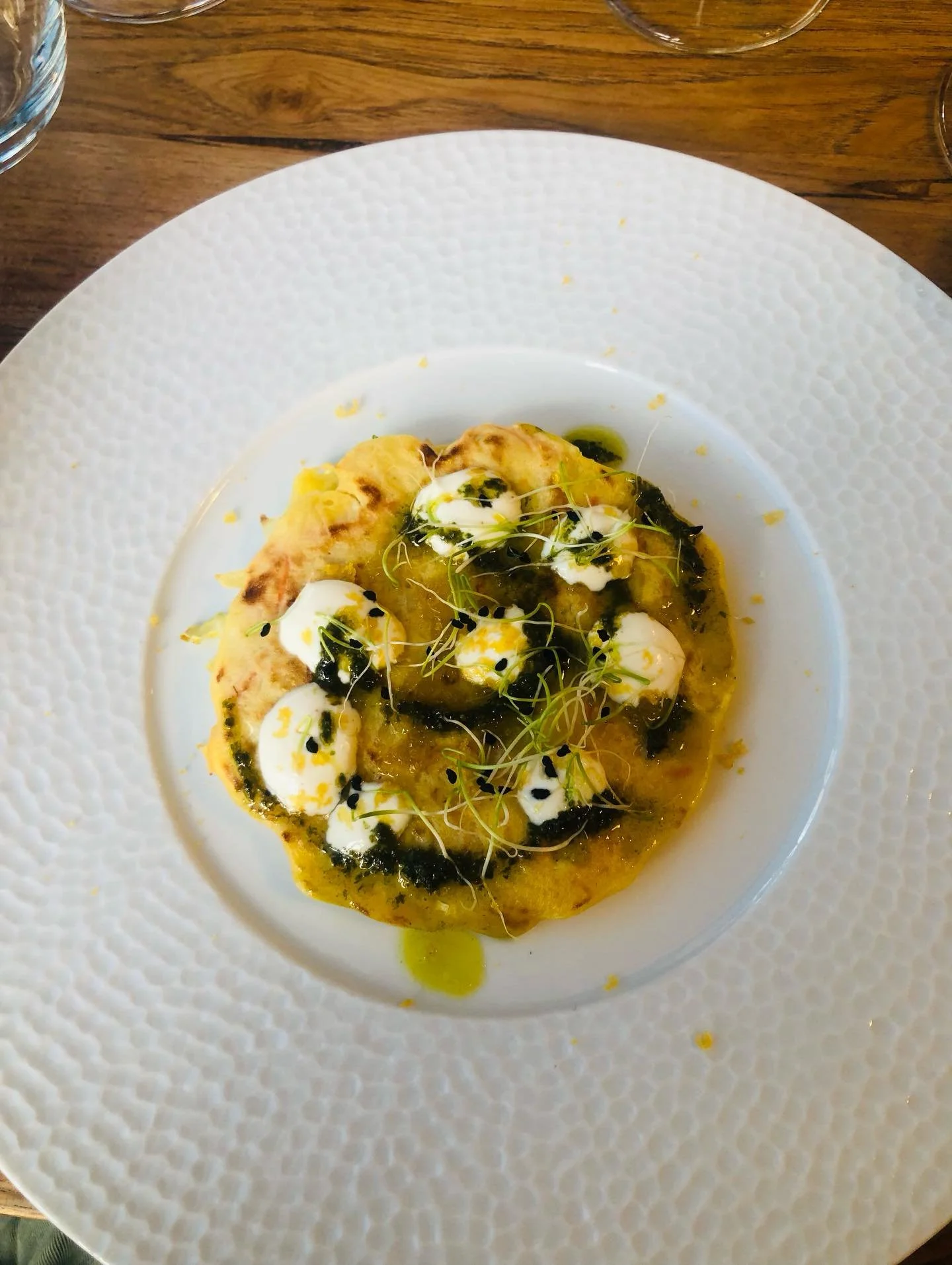 Throw back to a superb meal at @comptoir1940 in #condrieu ~ accompanied of course by fantastic local wine. A real treat 👌🏼😋🍷 🥘 

Did you know? Condrieu Appellation makes white wine exclusively with the famous grape variety #viognier 
Viognier is