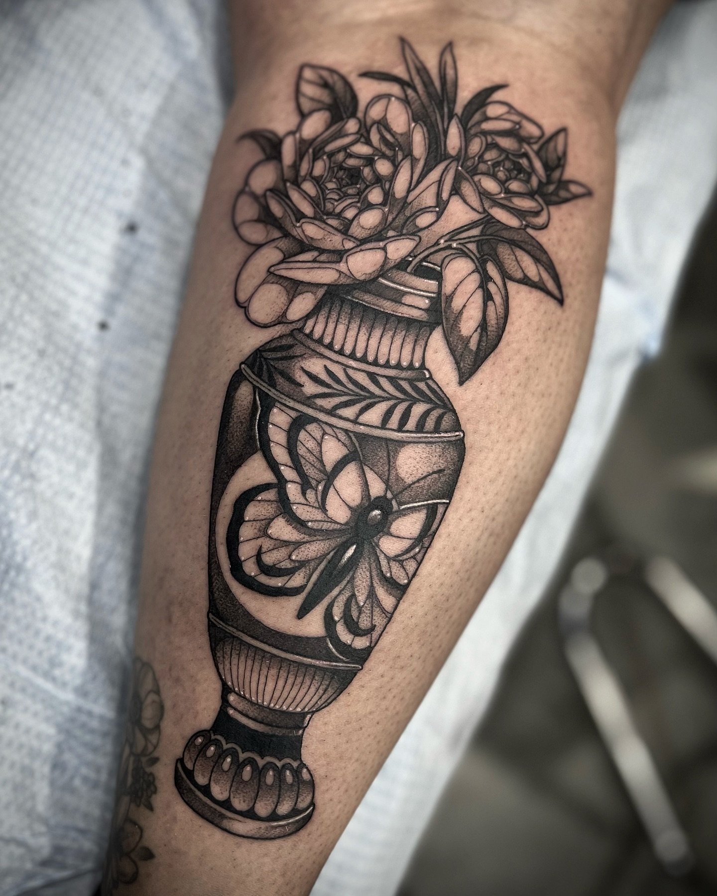 Vase from my flash at the @newenglandtattooexpo !! Thank you for the trust 😊 
.
.
.
.
#vasetattoo #butterflytattoo #insecttattoo #bugtattoo #peonytattoo #floraltattoo #flowertattoo #botanicaltattoo #newenglandtattooexpo #netattooexpo #mohegansun #go