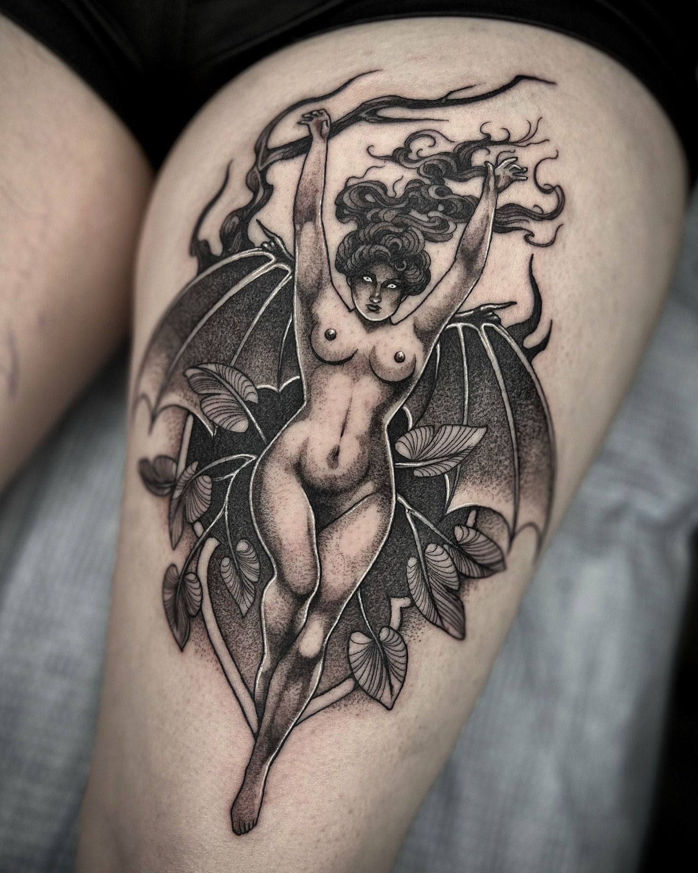 La Femme Chauve-Souris as my last @newenglandtattooexpo piece. Thank you Mars! 🦇 
.
.
.
.
#lafemmechauvesouris #batwoman #batladytattoo #battattoo #witchtattoo #ladytattoo #renaissancetattoo #netattooexpo #newenglandtattooexpo #goldenordertattoo #nh