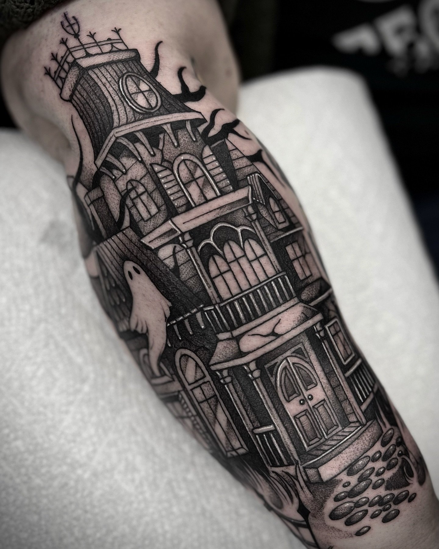 Haunted house for Erin 👻 Thank you for the trust and for watching spooky movies with me (:&lt;
.
.
.
.
.
#hauntedhouse #hauntedhousetattoo #housetattoo #spookytattoo #horrortattoo #ghosttattoo #goldenordertattoo #nhink #nhtattooers #nhtattoo #nharti