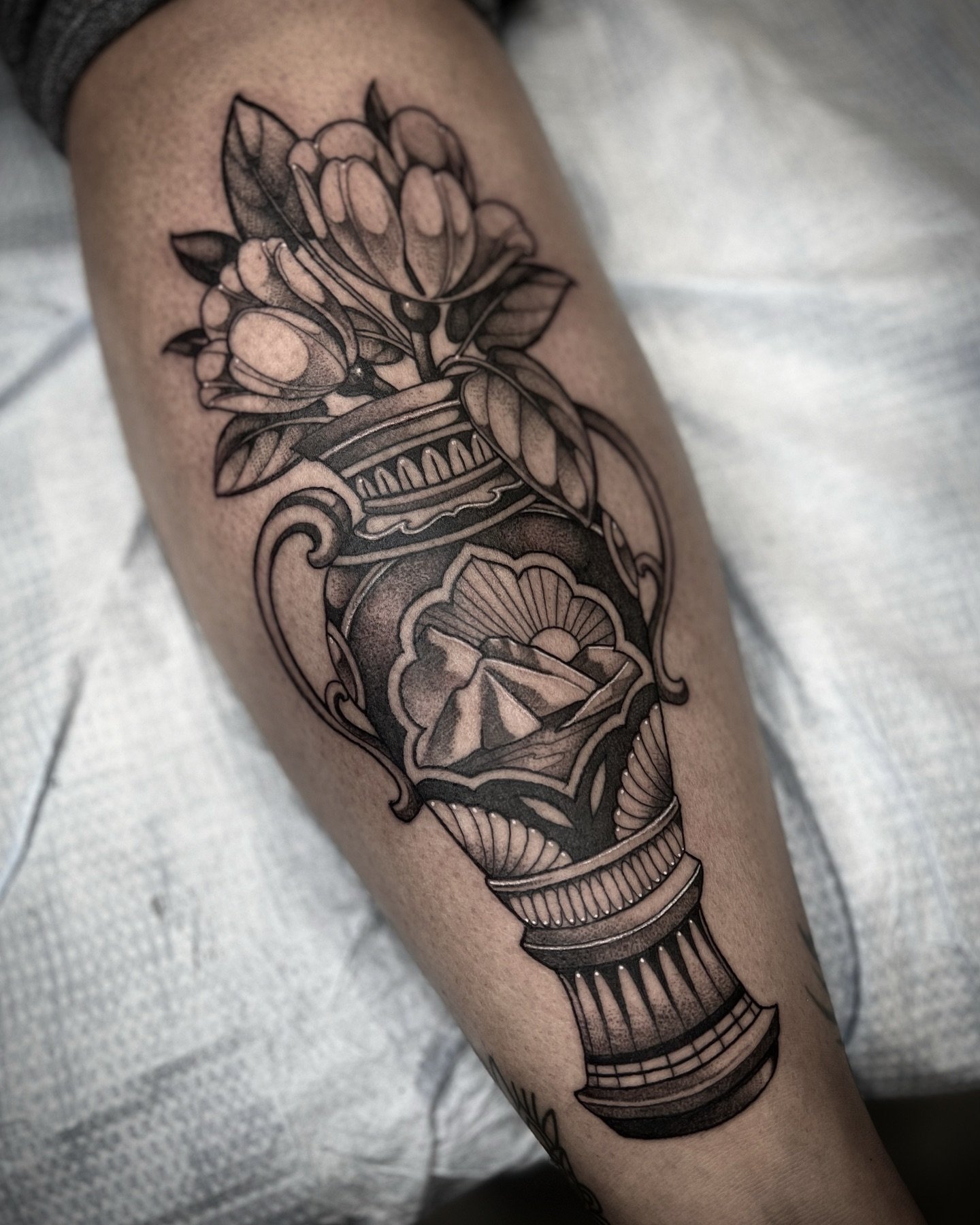 Forgot to post this one from the @newenglandtattooexpo because I&rsquo;m a lil dummy :) But here&rsquo;s a mountain vase from my flash book 😊! 
.
.
.
.
#vasetattoo #mountaintattoo #floraltattoo #bouquettattoo #flowertattoo #tuliptattoo #botanicaltat