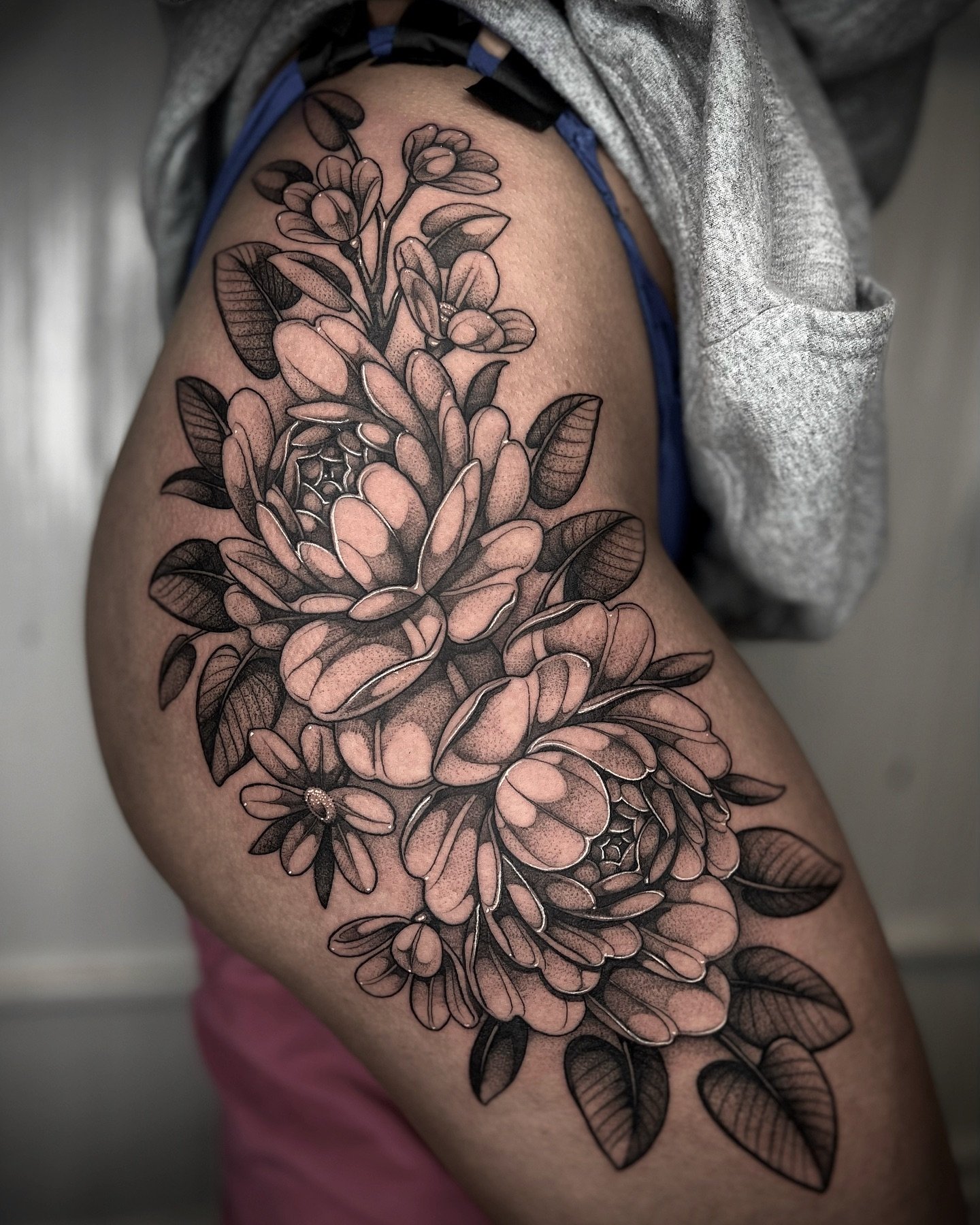 Floral hip for Anna! Thank you for the trust and sitting so well! 😊🖤
.
.
.
.
#peonytattoo #peoniestattoo #peonies #floraltattoo #botanicaltattoo #flowertattoo #hiptattoo #thightattoo #goldenordertattoo #nhink #nhtattooers #nhtattoo #nhartists #nhar