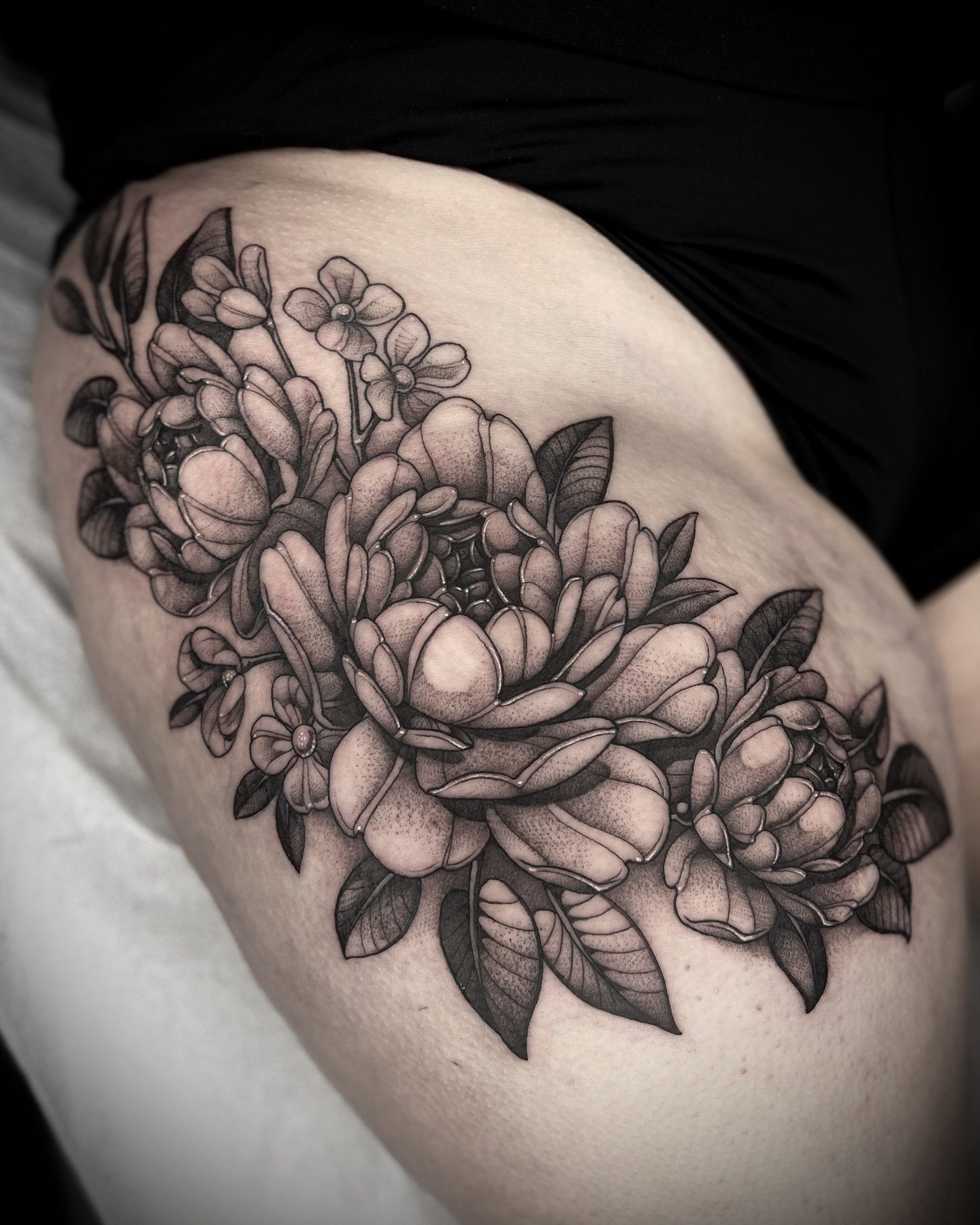 Peonies for Maddie! Thank you for the trust and listening to me yap all day 😅
.
.
.
.
.
#peonytattoo #peoniestattoo #floraltattoo #flowertattoo #botanicaltattoo #hiptattoo #thightattoo #goldenordertattoo #nhink #nhtattooers #nhtattoo #nhartists #nha