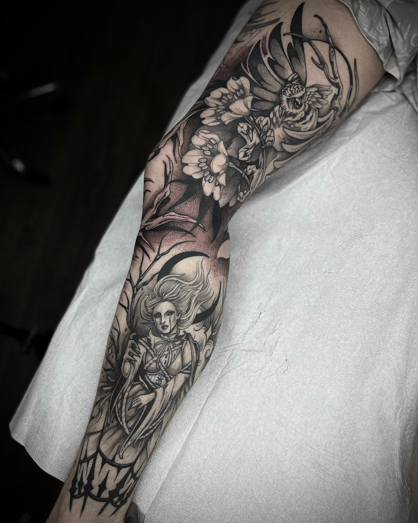 Finished up this leg sleeve for @nolficakes 🙏🏻 Thank you for the trust as always 🥹 Till next time 🫡 
.
.
.
.
.
#legsleevetattoo #legsleeve #sleevetattoo #legtattoo #fullsleeve #darkart #spookytattoo #horrortattoo #goldenordertattoo #nhink #nhtatt