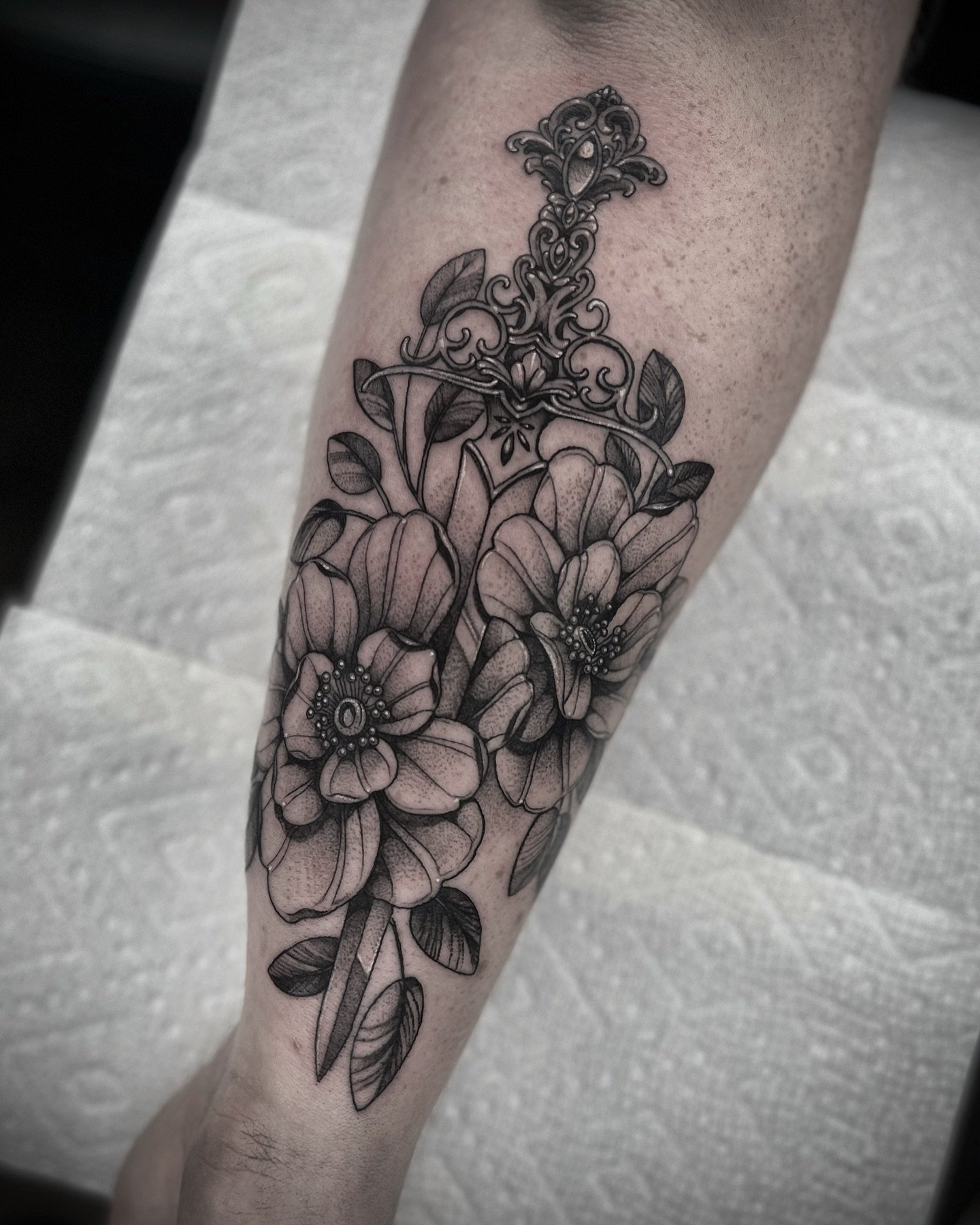 Lil floral dagger for Shyla! Thank you for the trust ⚔️ 
.
.
.
.
.
#floraltattoo #flowertattoo #daggertattoo #swordtattoo #delicatetattoo #daintytattoo #botanicaltattoo #goldenordertattoo #nhink #nhtattooers #nhtattoo #nhartists #nhartist #blkttt #tt
