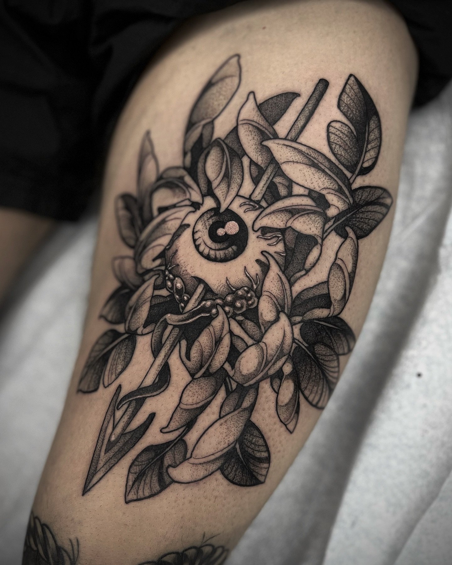 Lil ode to Tony Hawk Pro Skater games (Neversoft eyeball) for @kalebxbarber 😤 🛹 Has fun with this one hehe. Thank you for the trust 🙏🏻 
.
.
.
.
#tonyhawkproskater #thps #videogametattoo #neversoft #eyeballtattoo #chrysanthemumtattoo #botanicaltat