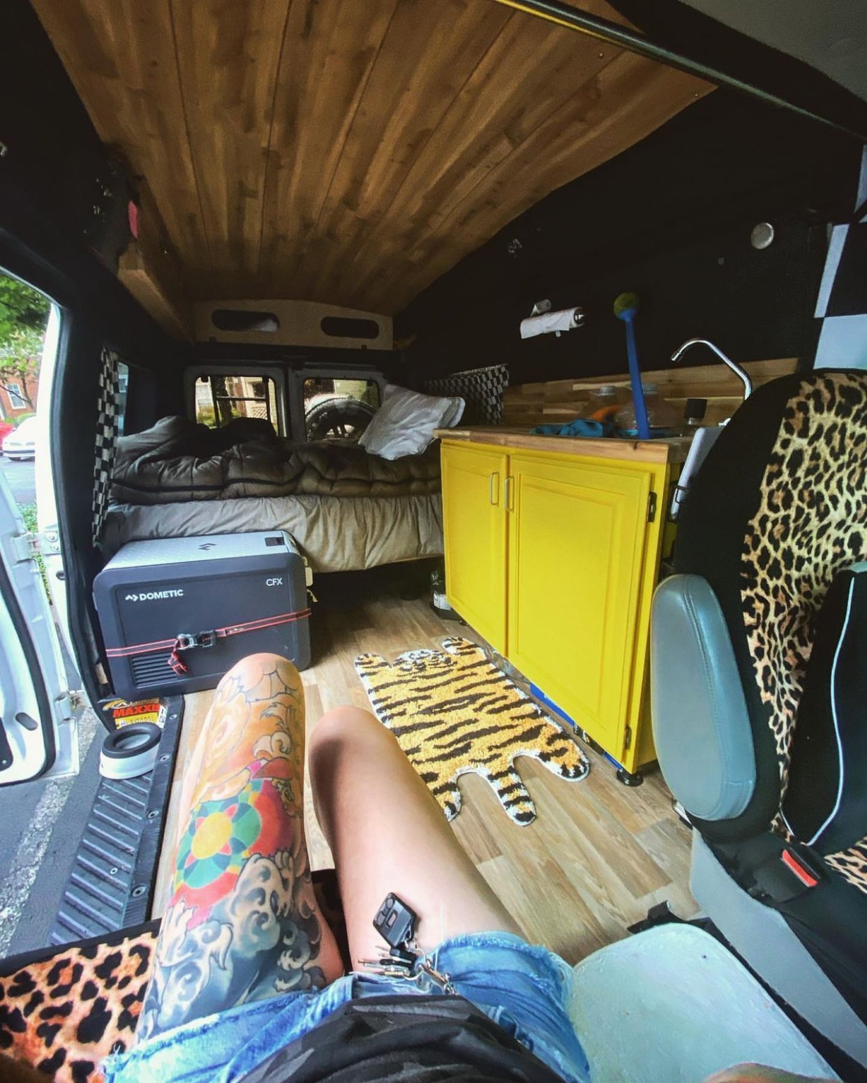 Interior layout from swivel seat