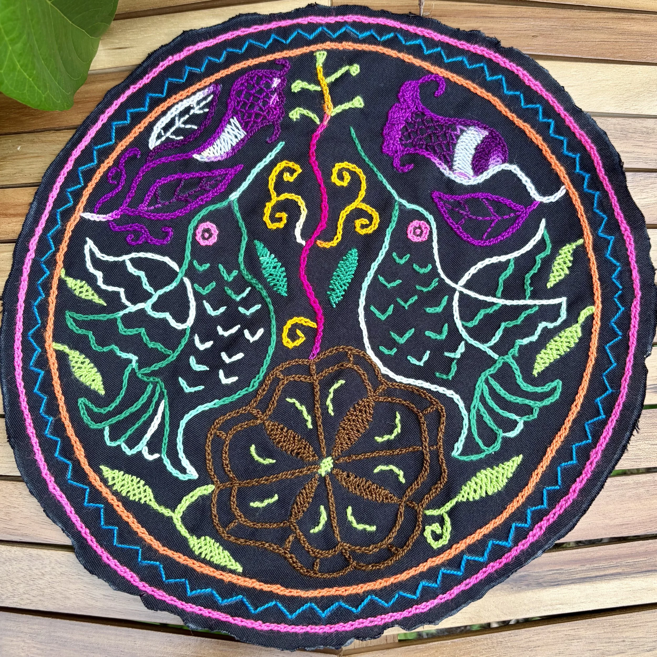 Shipibo Embroidery - Circular Tela - Hummingbirds, Toé and Ayah Vine