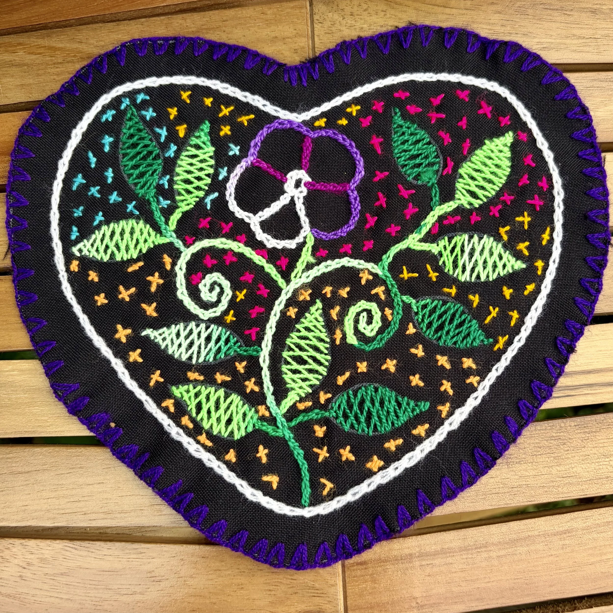 Shipibo Embroidery - Heart Shaped Tela - Chiric Sanango - Moka Pari