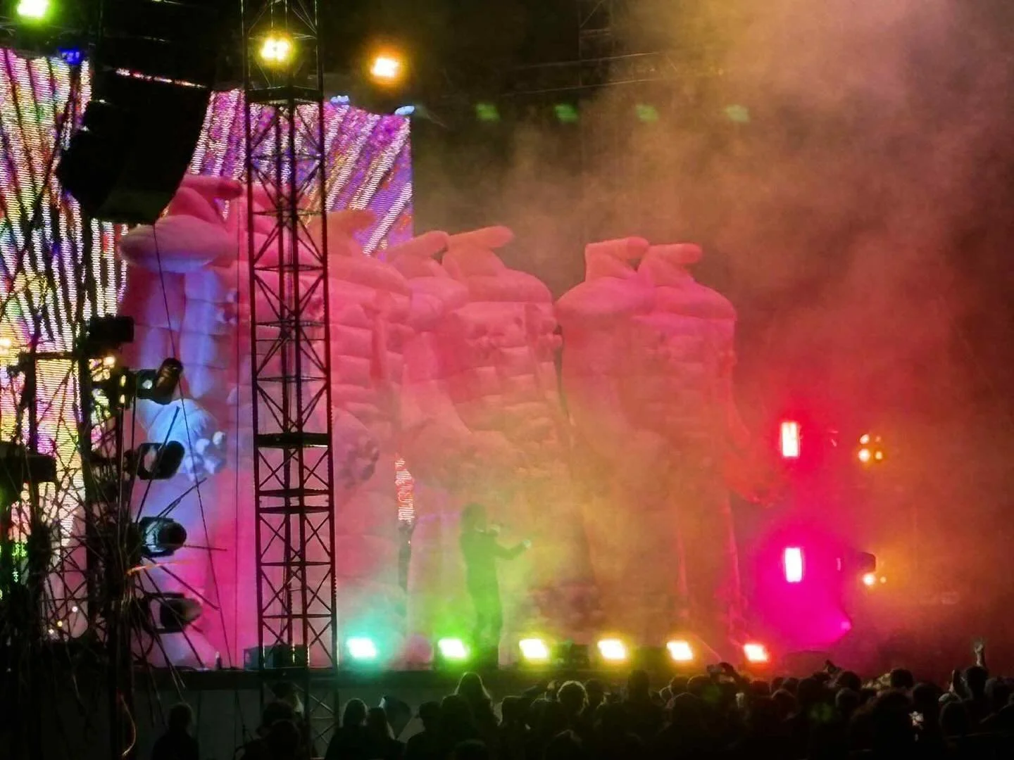 Wow, what a weekend! Thank you so much @concertsatthefarm for having me!  All the bands were great but the @flaminglips stage show was next level ✨

Swipe to the end for cute robot-shaped confetti 😍🤖