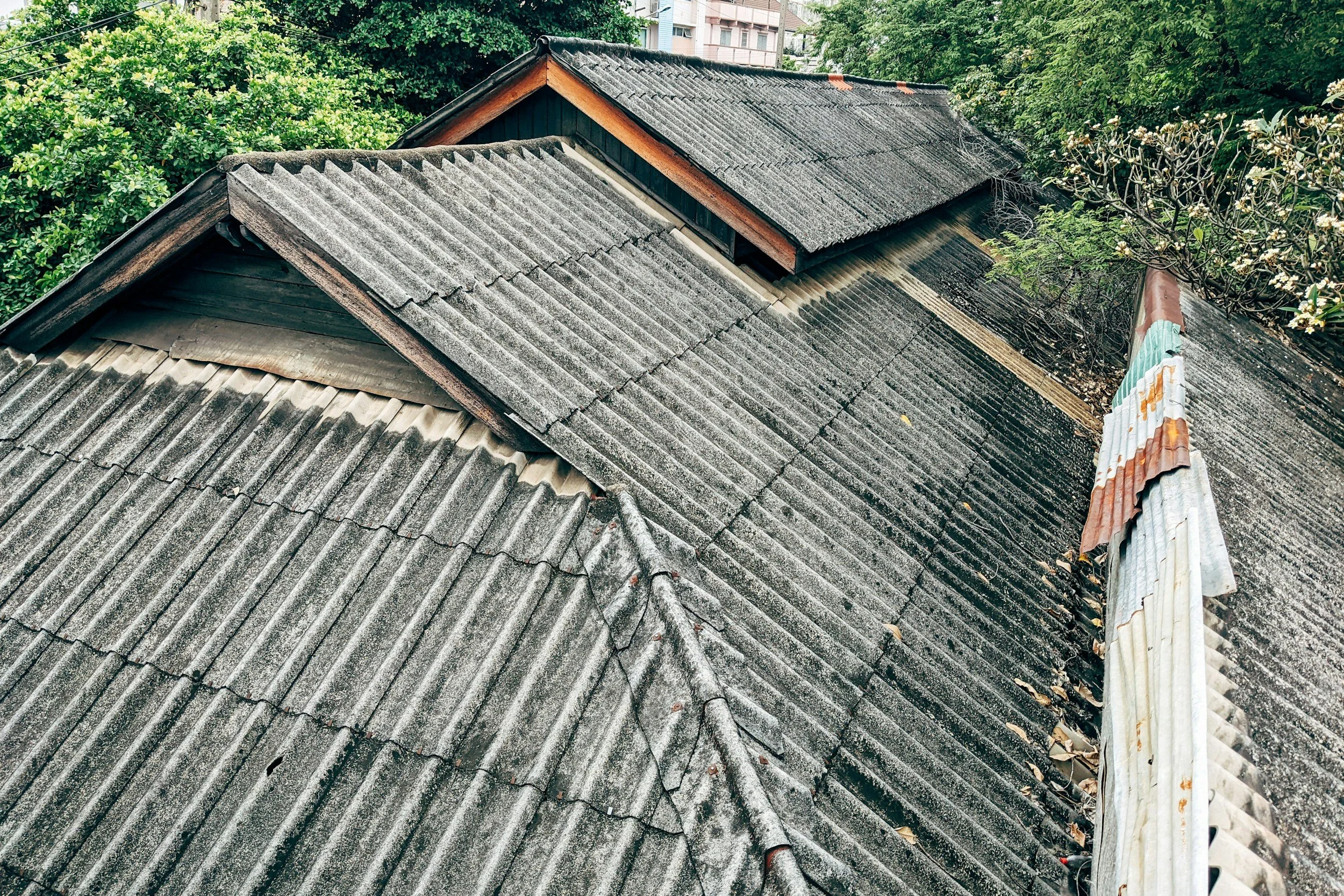 Roofline inspection clues on an older Lafayette Louisiana home