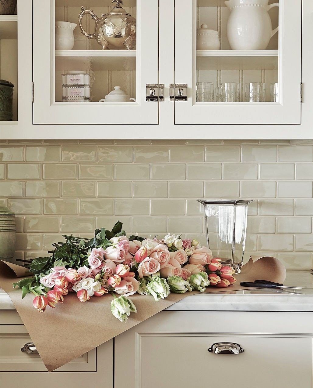 The sun is shining, the weather is warm and the flowers are staring to bloom. Feeling today like spring has sprung! ⁠
⁠
Kitchen design by @laurasteininteriors⁠
Photo by @davidbagosy