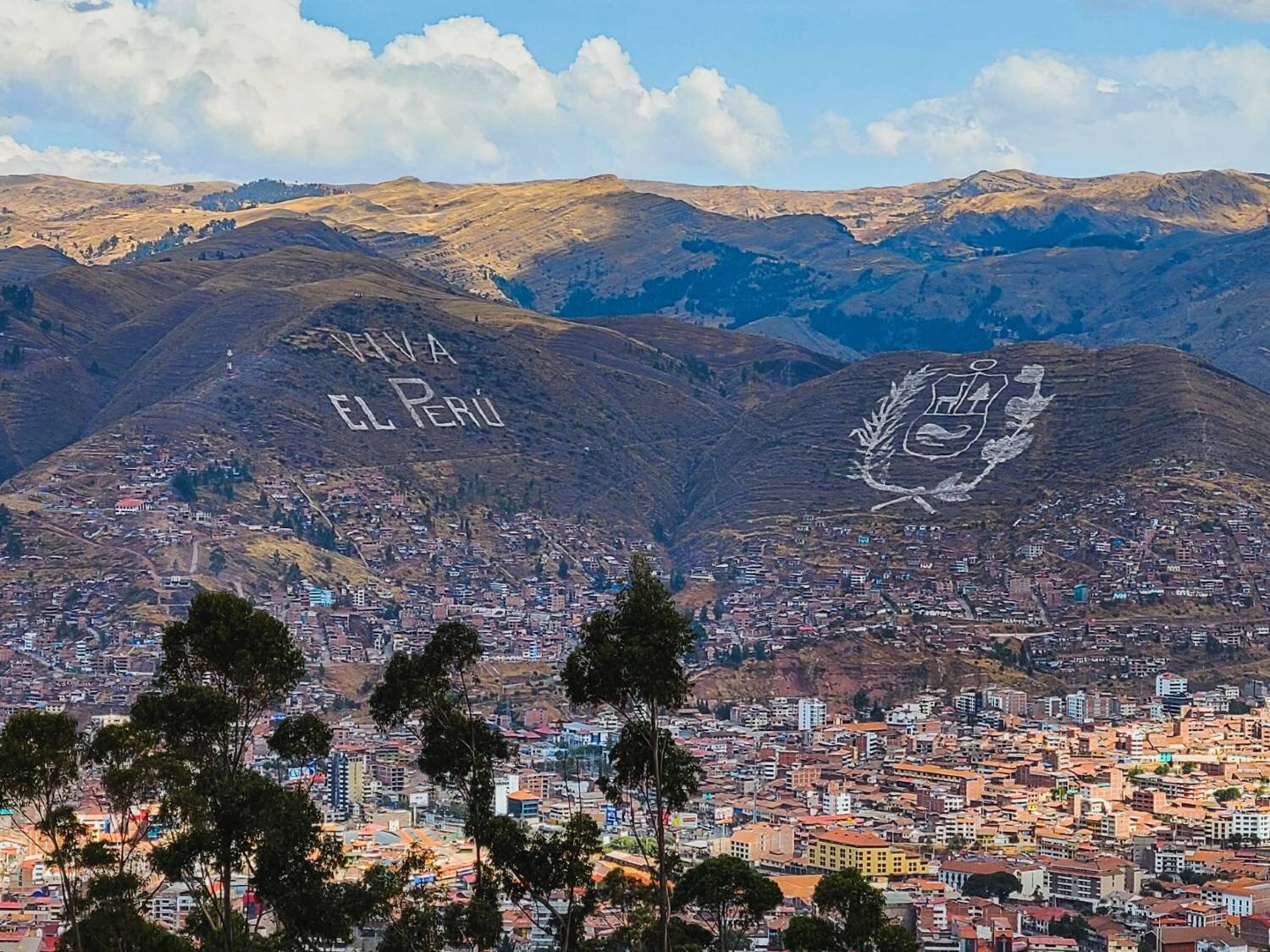 Viva_El_Peru_Mountainside_Lima.jpg