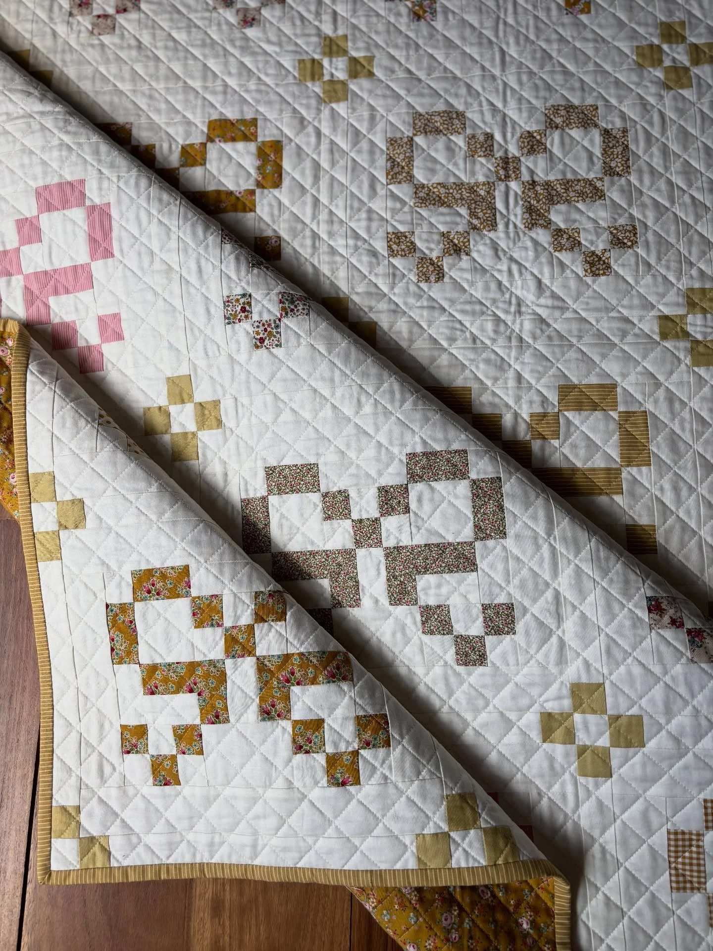 I couldn&rsquo;t waste the beautiful sunshine streaming through my back windows this past weekend and took some detailed shots of my Mabel Annie quilt to show you. 

I just love the tiny Tilda floral prints that I have used for the bows and have repe