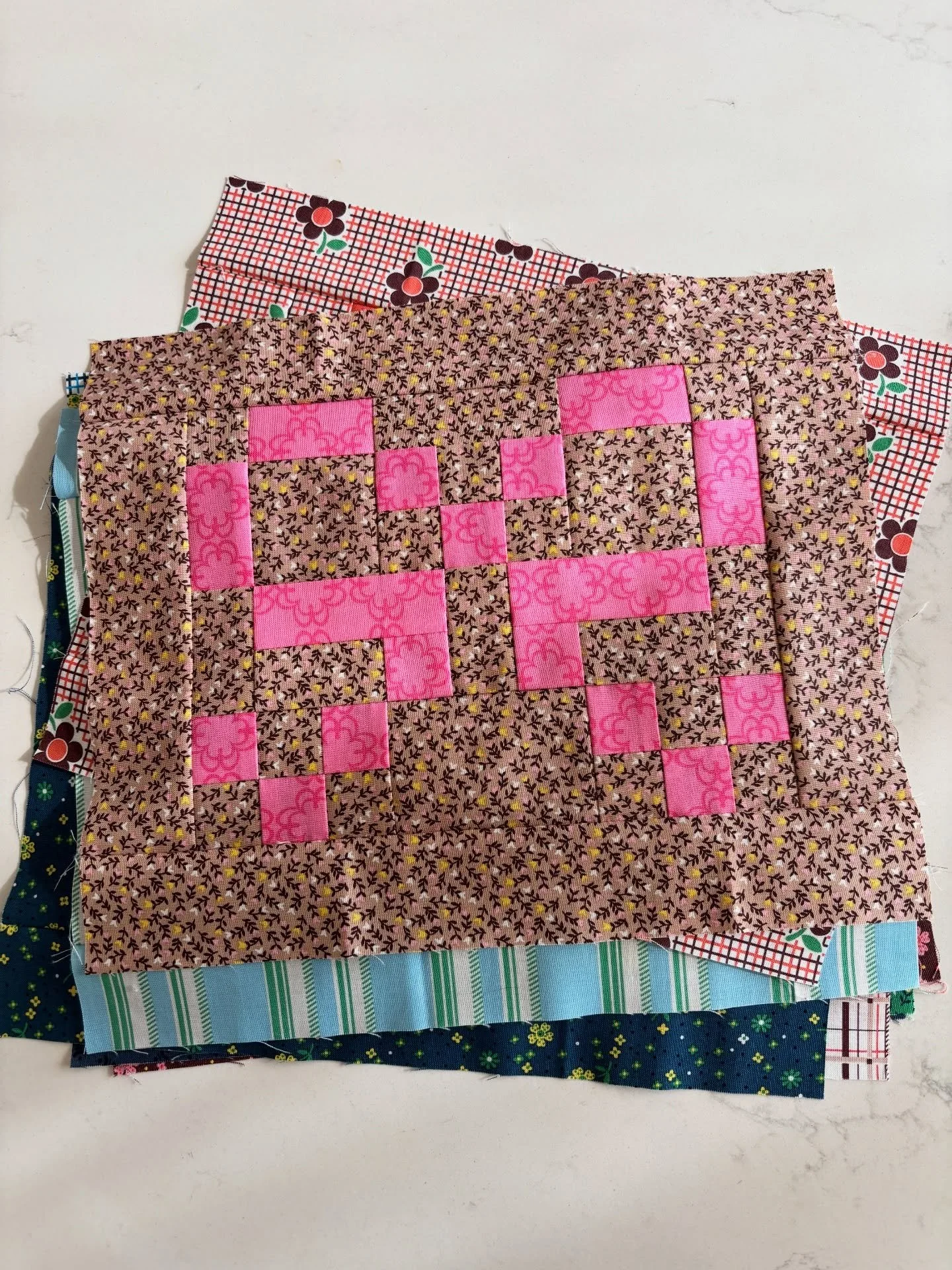 Remember the fat quarter bundle of Darling by @dsquilts that I shared recently? I&rsquo;m so excited to share what I&rsquo;ve been making, and I&rsquo;m obsessed. 

My Mabel Annie bow block works perfectly with mixed bright coloured backgrounds too. 