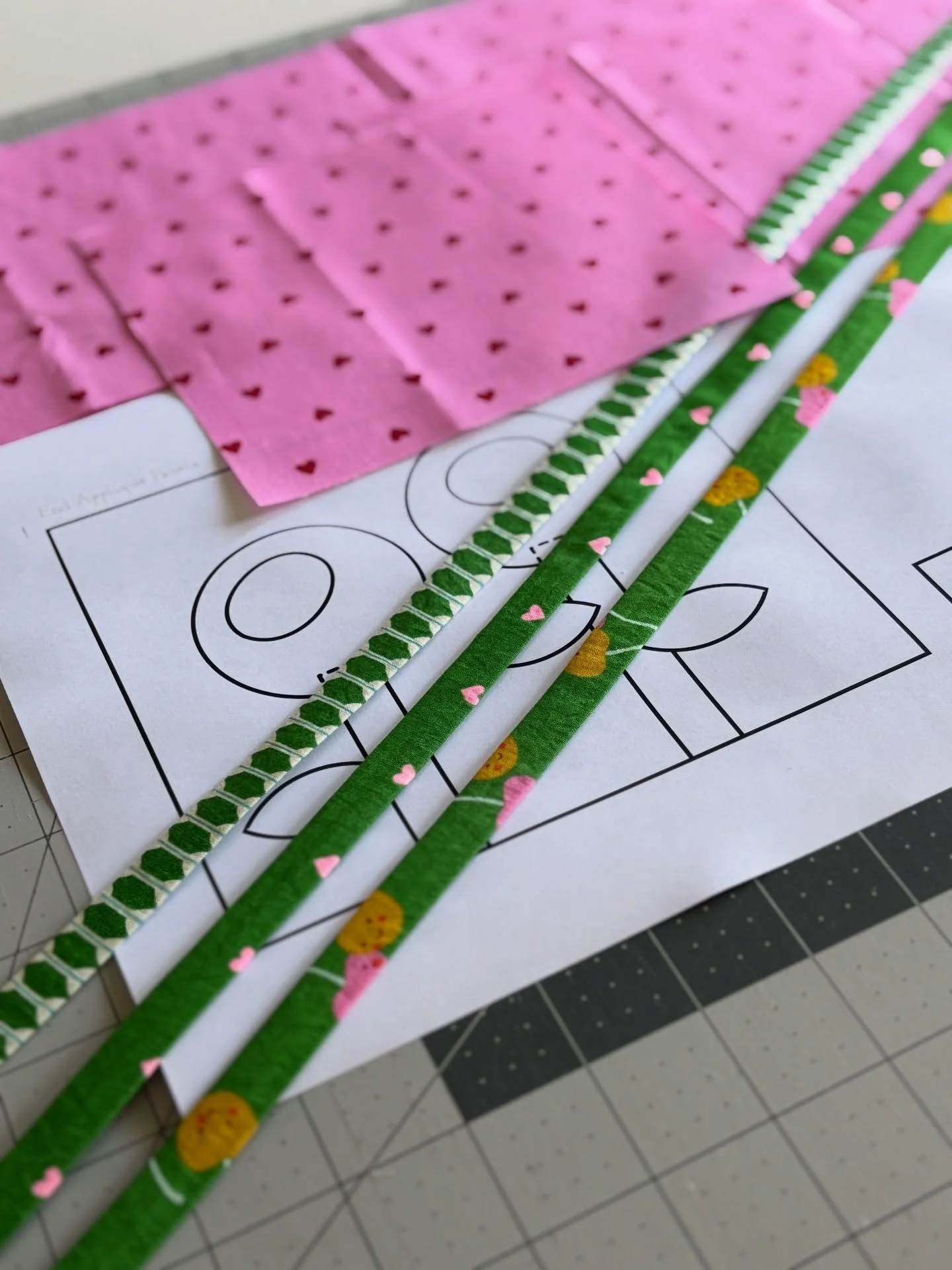 In my Poppies for You bag, I walk you through several different appliqu&eacute; methods for the Poppy flowers. One of the methods I like to call &lsquo;needle turn (ish)&rsquo;, because I teach you methods that look like needle turn appliqu&eacute; b